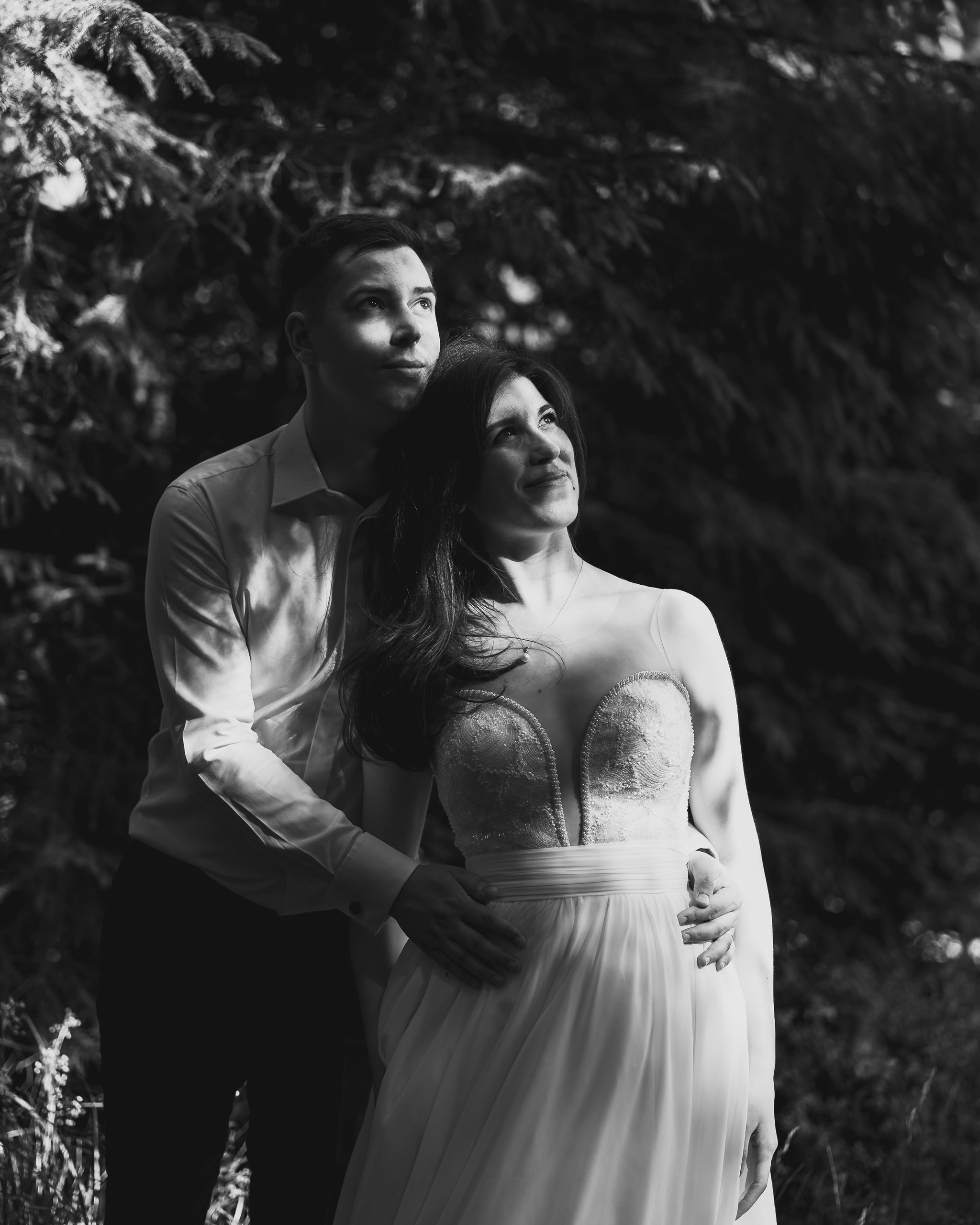 Moment emoționant între miri în ziua nunții, surprins într-un cadru natural și romantic, la Lacul Bolboci. Fotografie de nuntă profesională, editată artistic pentru a evidenția emoția și eleganța evenimentului.