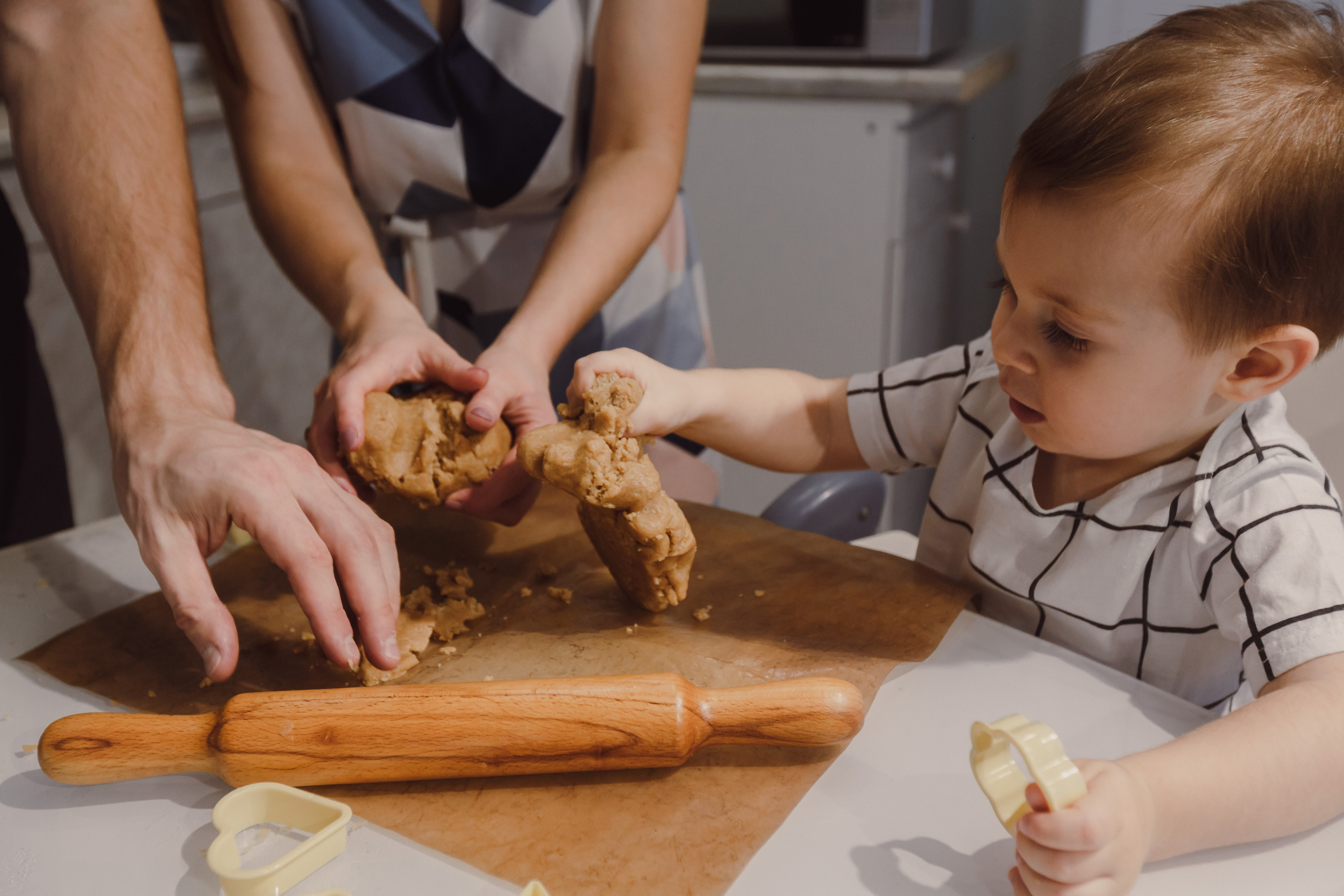 Padres con niños preparando galletas en casa. Fotógrafo de retrato, familia y reportajes en Valencia | España | Europa Vitalii Lumier