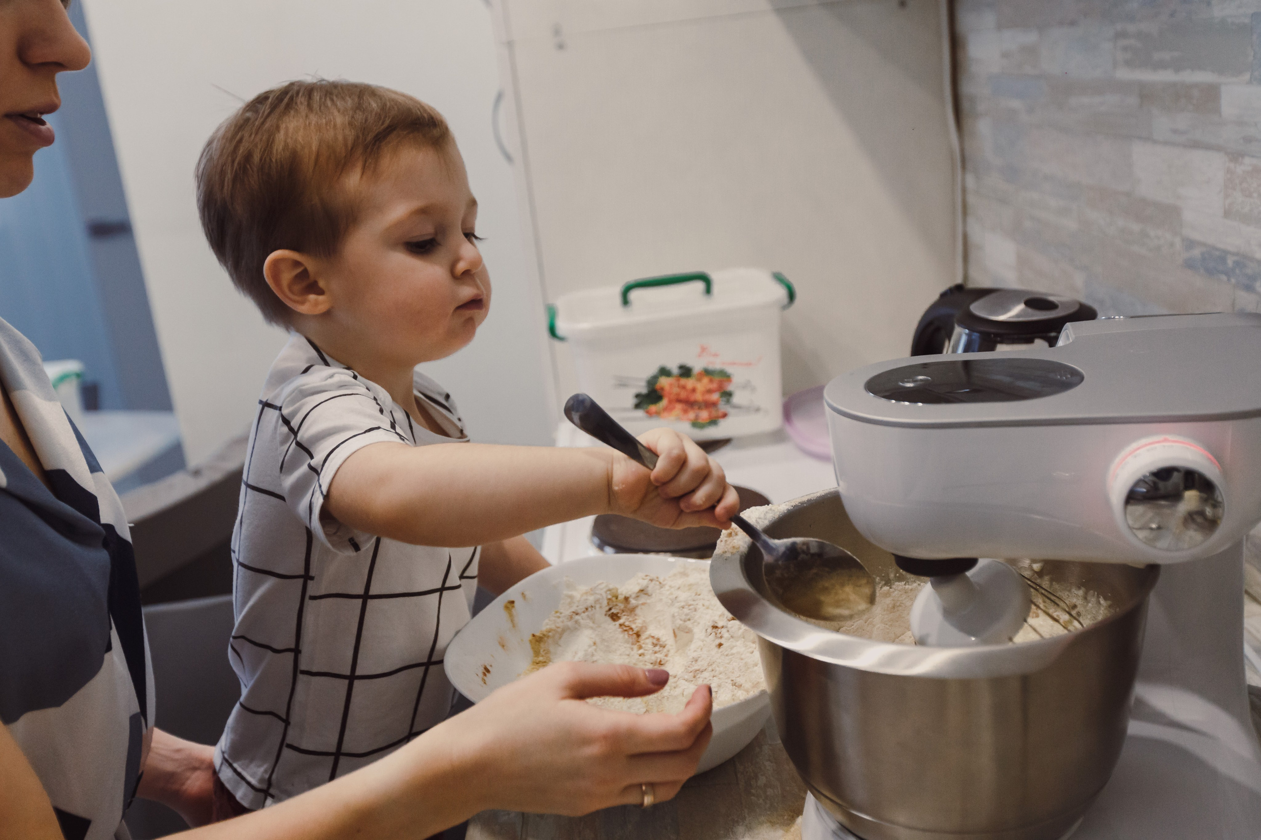 Padres con niños preparando galletas en casa. Fotógrafo de retrato, familia y reportajes en Valencia | España | Europa Vitalii Lumier