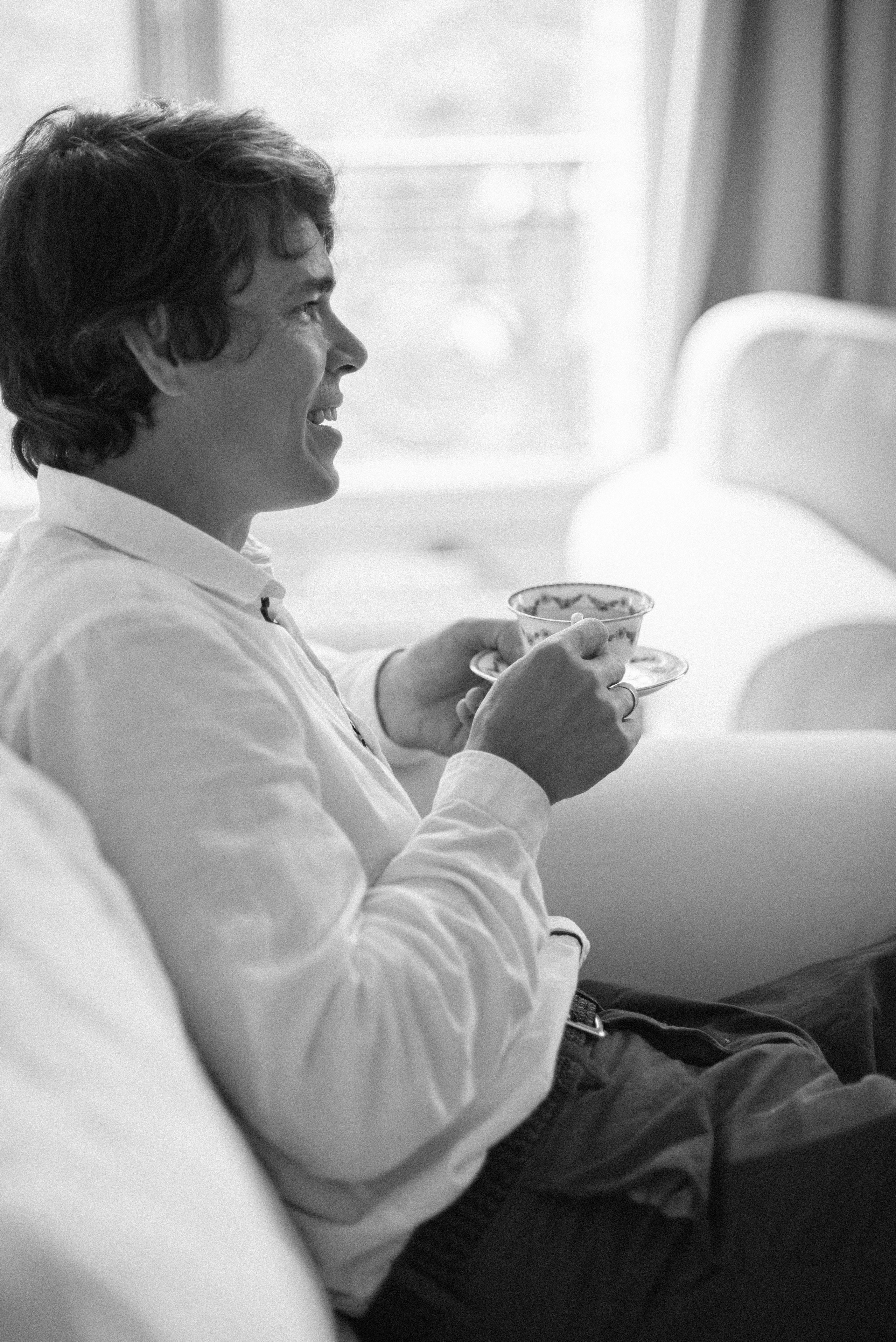 Elegant family moments by the Eiffel tower. Ksenia Marchand/ Lifestyle photographer in Paris