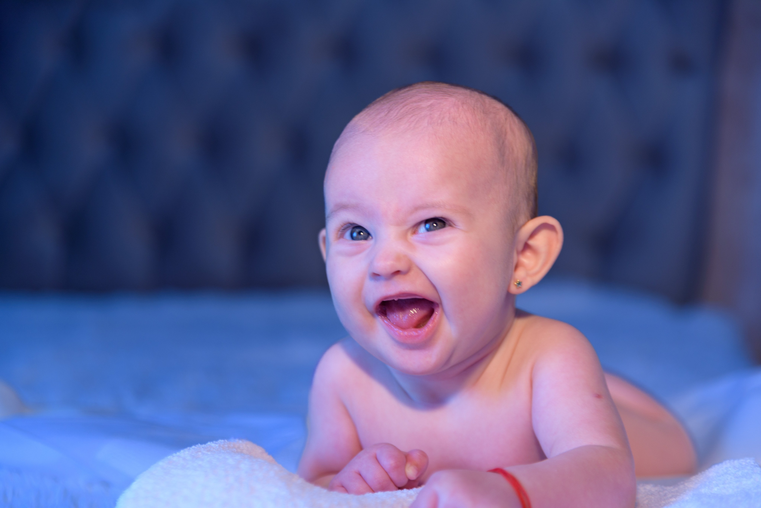 Fotograf botez, sedinta foto acasa, fotografii cu bebe, fotograf profesionist botez Bucuresti, sedinta foto de familie, sedinta foto cu bebe, fotografii la botez acasa, fotografii pregatiri bebe, botezul bebelusului, obiceiuri la botez, fotograf pentru botez, oferta foto botez, fotograf profesionist Bucuresti