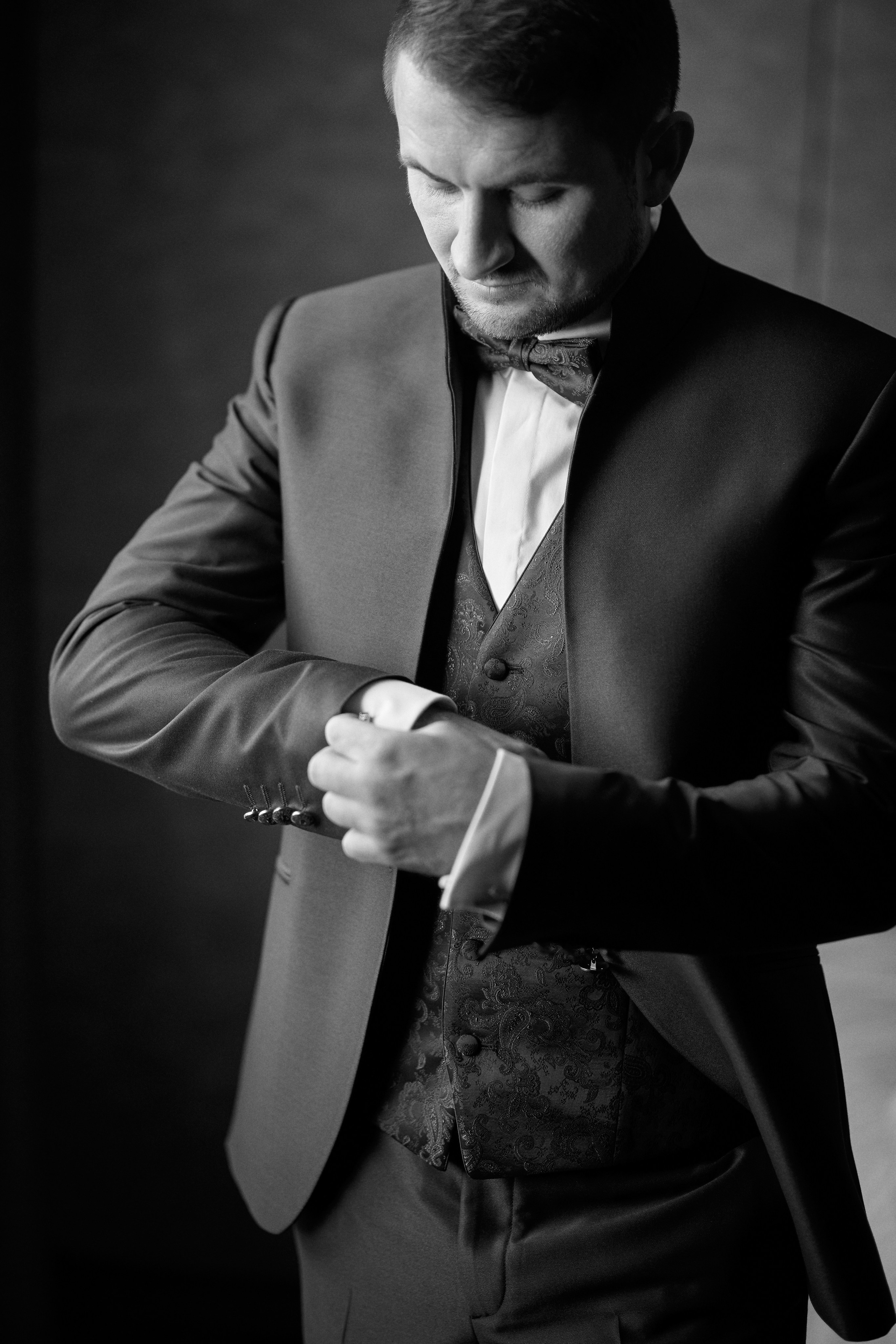 Alex zieht sein Jackett an – stilvolles Getting Ready in Karlsruhe, festgehalten in elegantem Licht vor der Trauung.