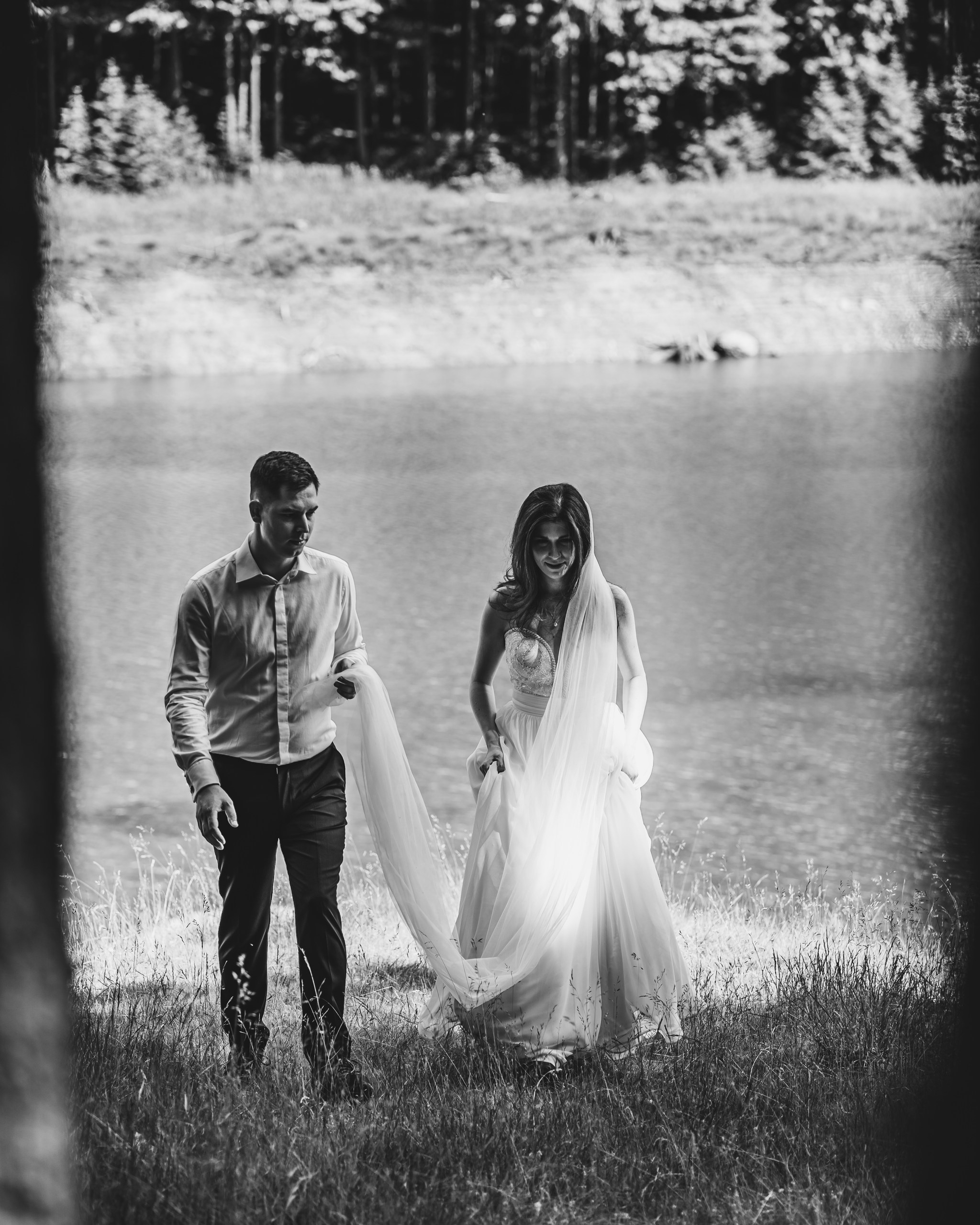 Moment emoționant între miri în ziua nunții, surprins într-un cadru natural și romantic, la Lacul Bolboci. Fotografie de nuntă profesională, editată artistic pentru a evidenția emoția și eleganța evenimentului.