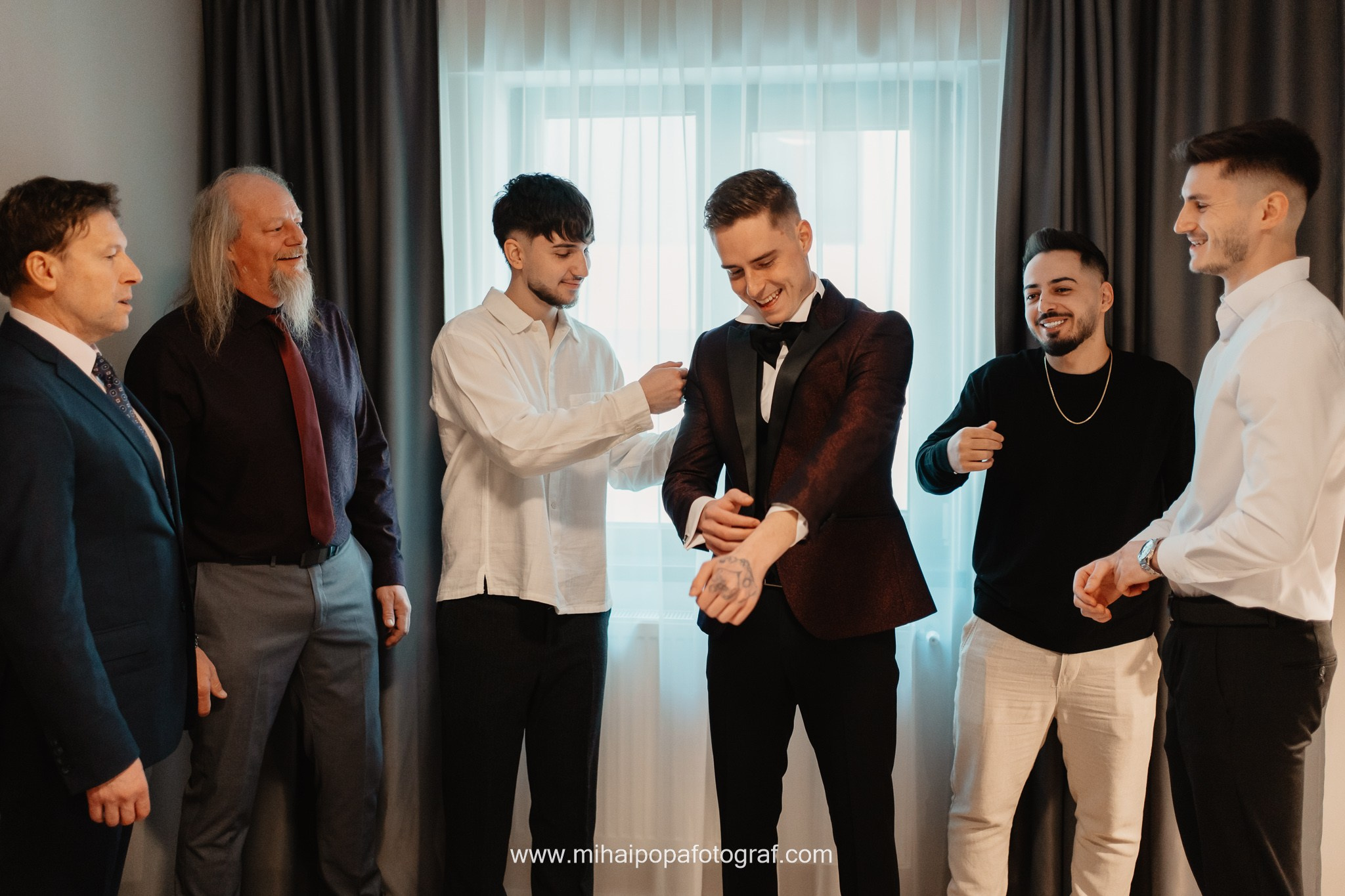 Moment emoționant între miri în ziua nunții, surprins într-un cadru natural și romantic, la Cazinoul Constanta. Fotografie de nuntă profesională, editată artistic pentru a evidenția emoția și eleganța evenimentului.