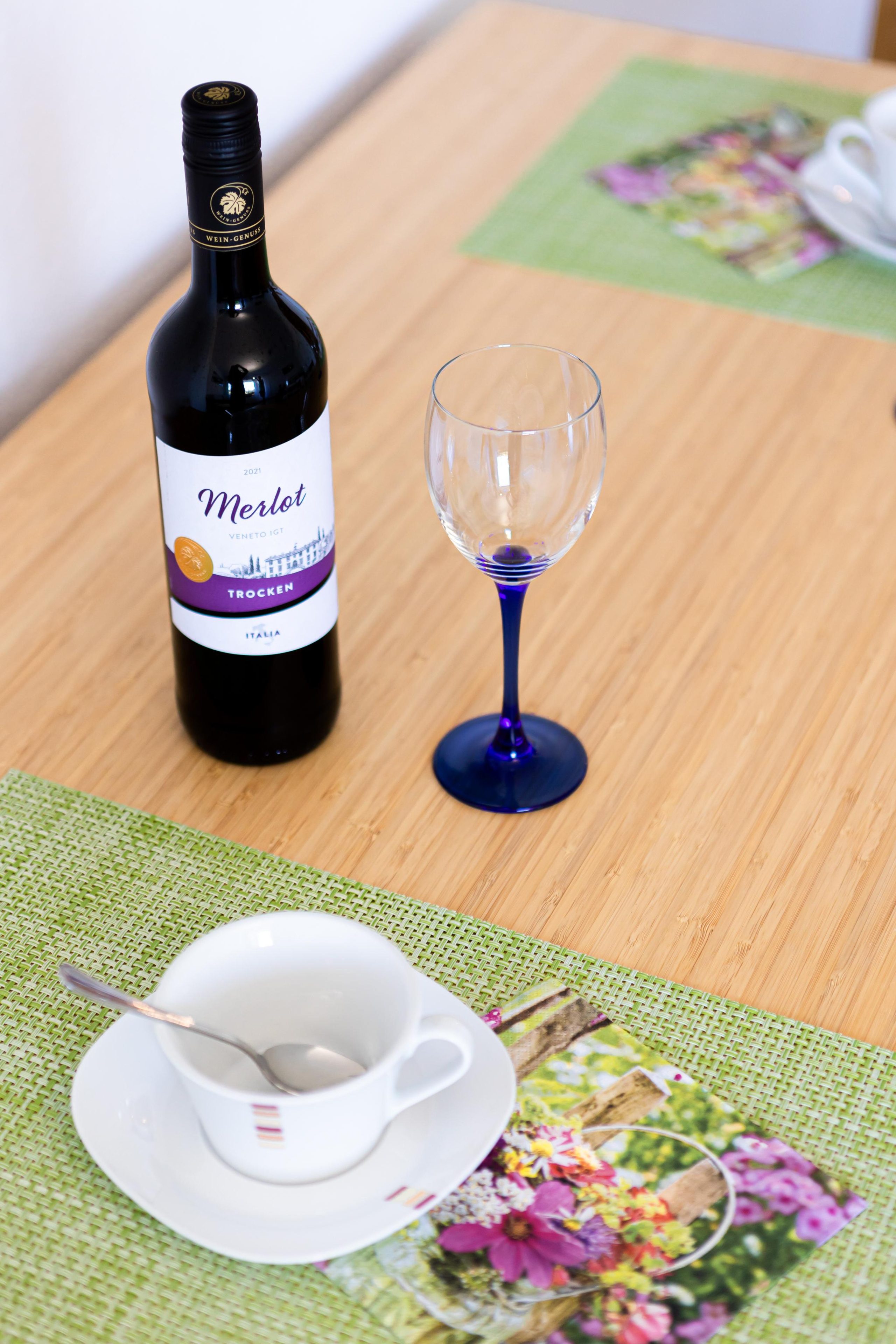 Fotografie einer offenen Küche mit Barbereich, geeignet für Immobilienmarketing