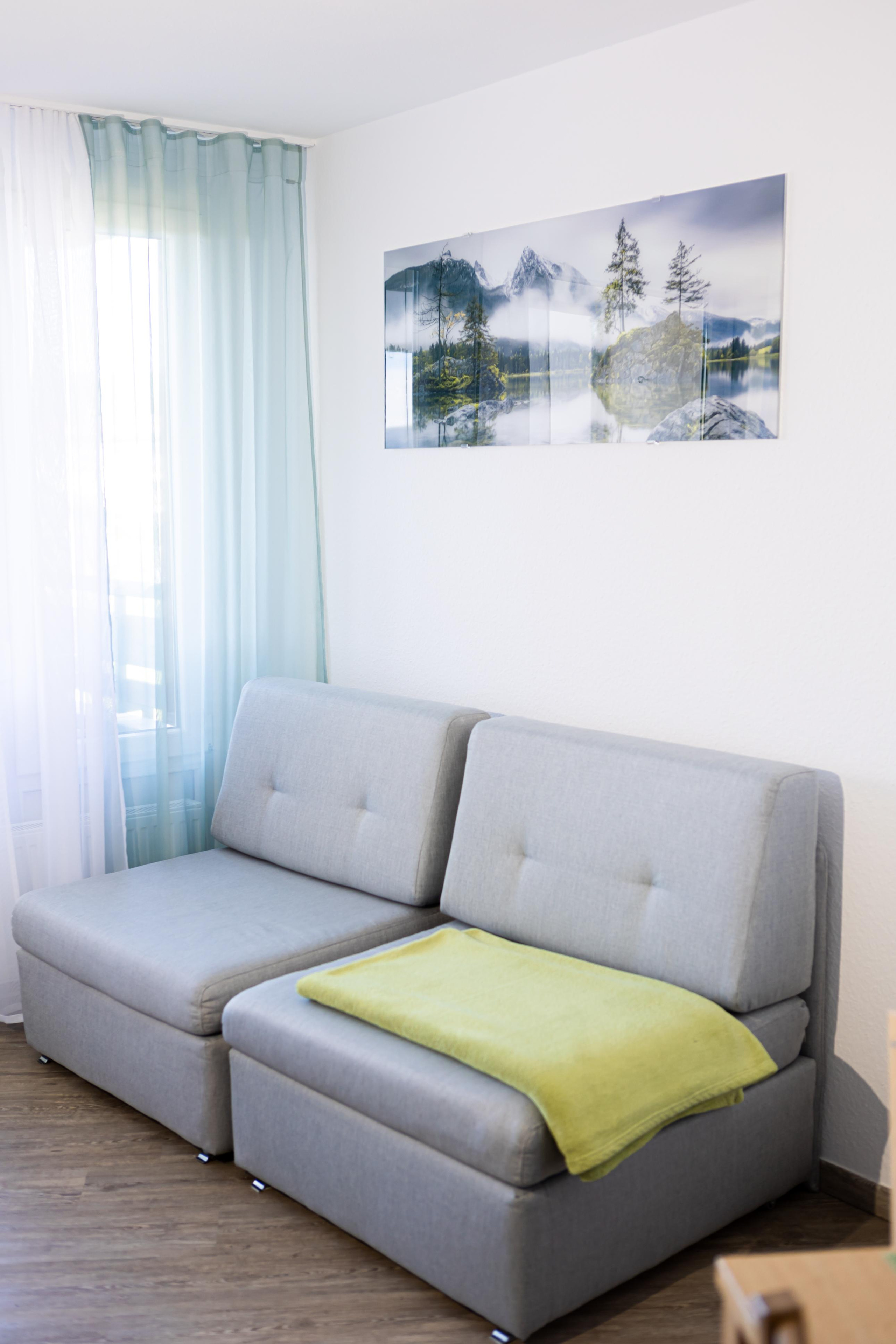 Professionelle Fotografie des Wohnzimmers mit modernem Interieur und natürlichem Licht für Immobilien Immobilienfotografie Lindenberg, Wohnung Fotograf Allgäu, Interieur Fotografie Bayern, Immobilien Shooting Lindenberg, Wohnung Fotoshooting Allgäu, Professionelle Immobilienfotografie Bayern, Interior Fotos Lindenberg, Maklerfotografie Allgäu, Apartment Fotografie Bayern, Immobilienbilder Lindenberg