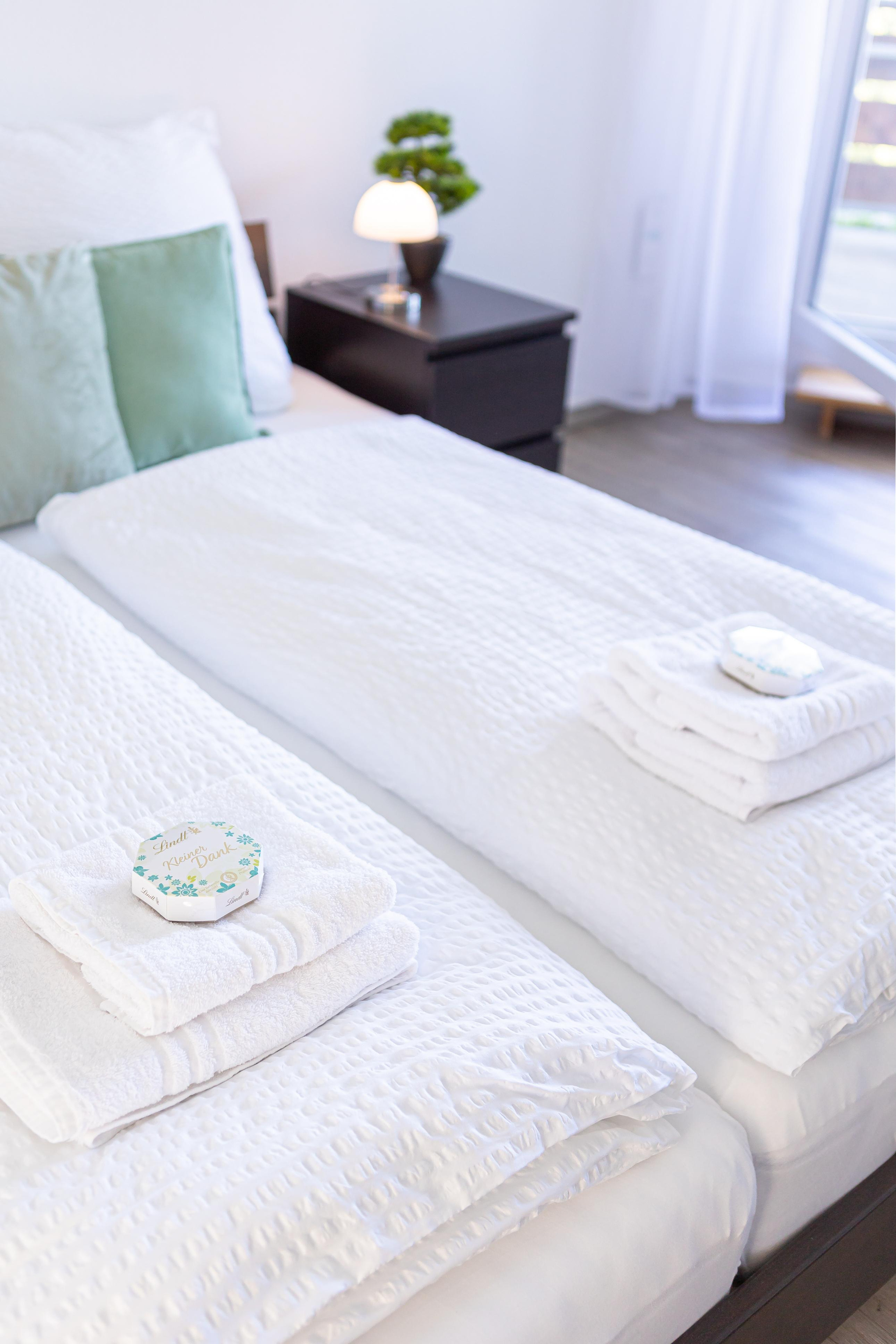 Professionelle Fotografie des Wohnzimmers mit modernem Interieur und natürlichem Licht für Immobilien