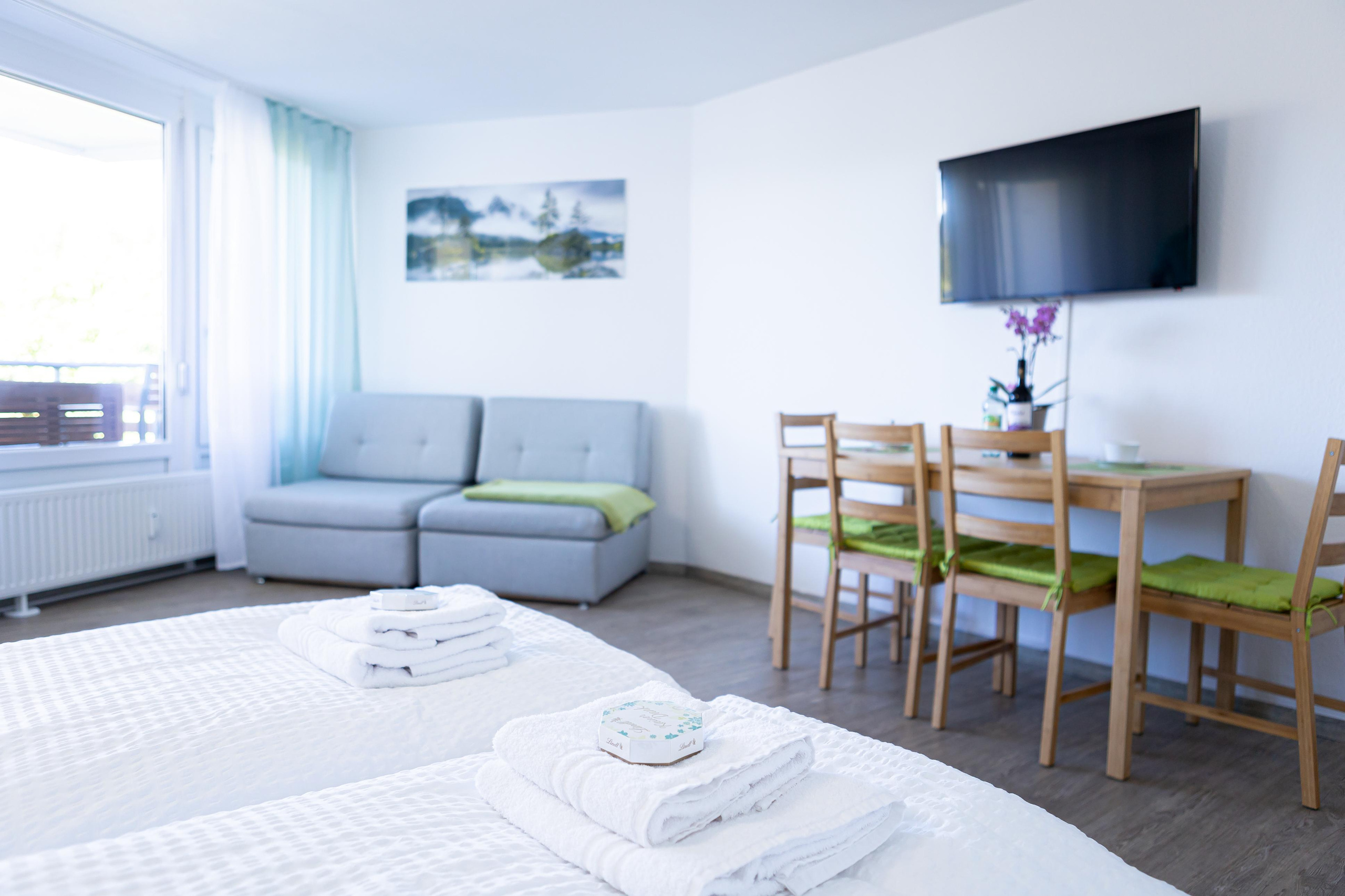 Professionelle Fotografie des Wohnzimmers mit modernem Interieur und natürlichem Licht für Immobilien Immobilienfotografie Lindenberg, Wohnung Fotograf Allgäu, Interieur Fotografie Bayern, Immobilien Shooting Lindenberg, Wohnung Fotoshooting Allgäu, Professionelle Immobilienfotografie Bayern, Interior Fotos Lindenberg, Maklerfotografie Allgäu, Apartment Fotografie Bayern, Immobilienbilder Lindenberg