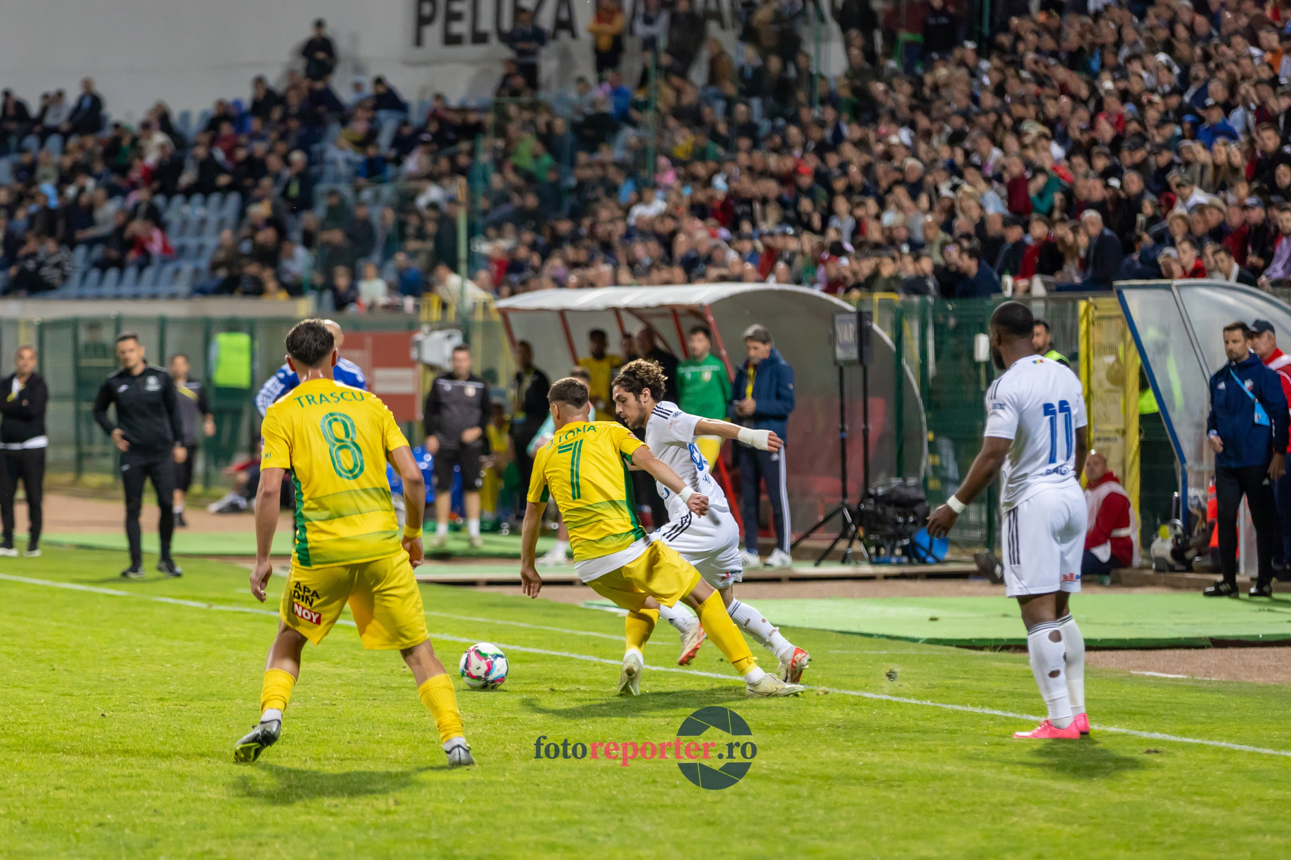Galerie Foto: FC Botoșani vs. CS Mioveni - Pe 17 mai 2024, am fost martorii unei partide incredibile între FC Botoșani și CS Mioveni, în prima manșă a barajului pentru evitarea retrogradării. În fața unui stadion plin de emoție și speranță, echipa noastră a obținut o victorie importantă, cu un gol marcat de Aldair în minutul 93. 💪 *FC Botoșani 1-0 CS Mioveni*⚽️ Urmăriți momentele cheie ale meciului și bucuria suporterilor în această galerie foto! Pregătiți-vă pentru meciul de retur de pe 24 mai, când vom lupta din nou pentru a rămâne în prima ligă.#FCBotoșani #CSMioveni #BarajRetrogradare #ForzaBotoșani 