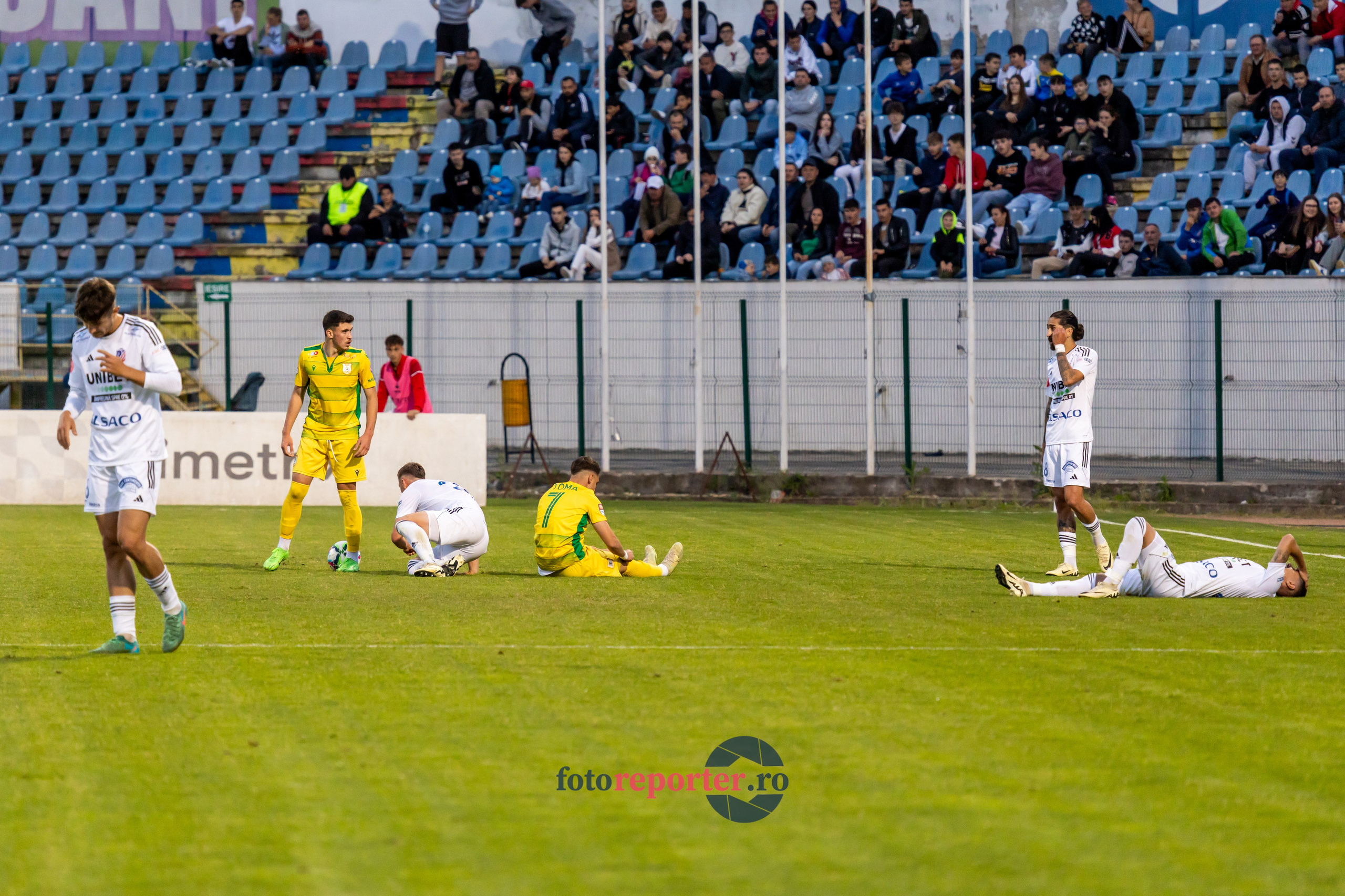 Galerie Foto: FC Botoșani vs. CS Mioveni - Pe 17 mai 2024, am fost martorii unei partide incredibile între FC Botoșani și CS Mioveni, în prima manșă a barajului pentru evitarea retrogradării. În fața unui stadion plin de emoție și speranță, echipa noastră a obținut o victorie importantă, cu un gol marcat de Aldair în minutul 93. 💪 *FC Botoșani 1-0 CS Mioveni*⚽️ Urmăriți momentele cheie ale meciului și bucuria suporterilor în această galerie foto! Pregătiți-vă pentru meciul de retur de pe 24 mai, când vom lupta din nou pentru a rămâne în prima ligă.#FCBotoșani #CSMioveni #BarajRetrogradare #ForzaBotoșani 