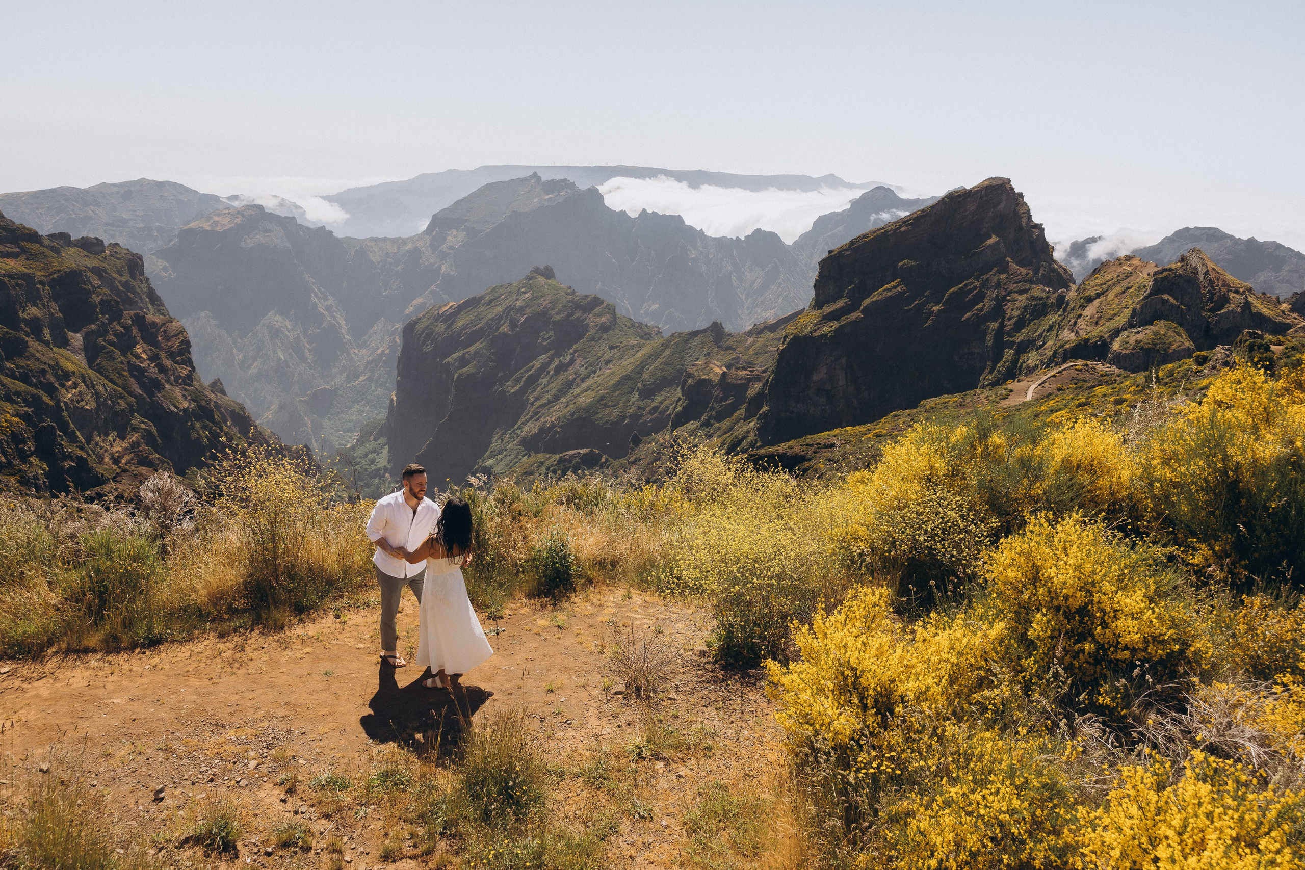 Proposal at Pico do Arieiro, Madeira – romantic engagement with breathtaking mountain views, capturing intimate moments in nature.