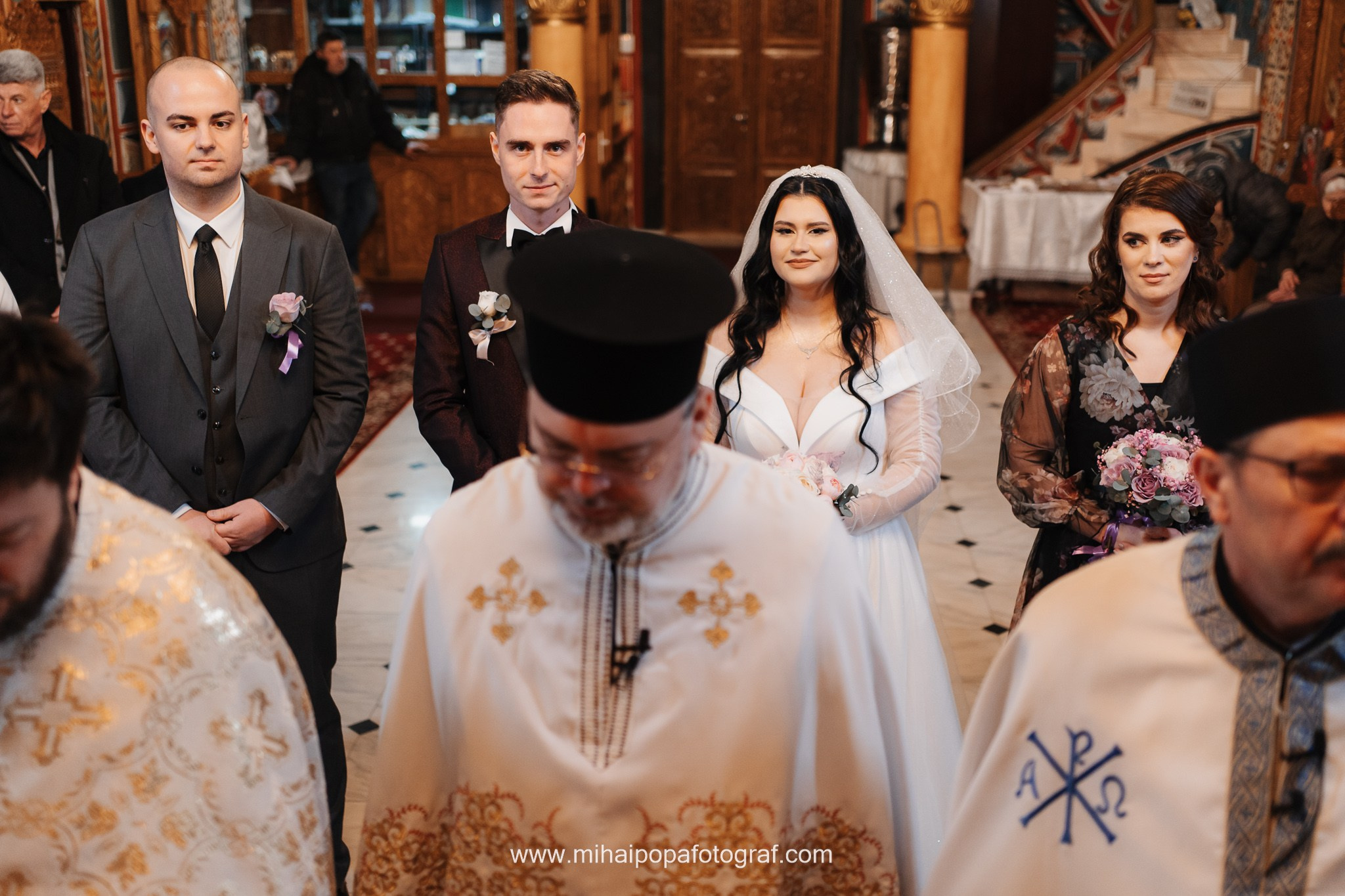 Moment emoționant între miri în ziua nunții, surprins într-un cadru natural și romantic, la Cazinoul Constanta. Fotografie de nuntă profesională, editată artistic pentru a evidenția emoția și eleganța evenimentului.