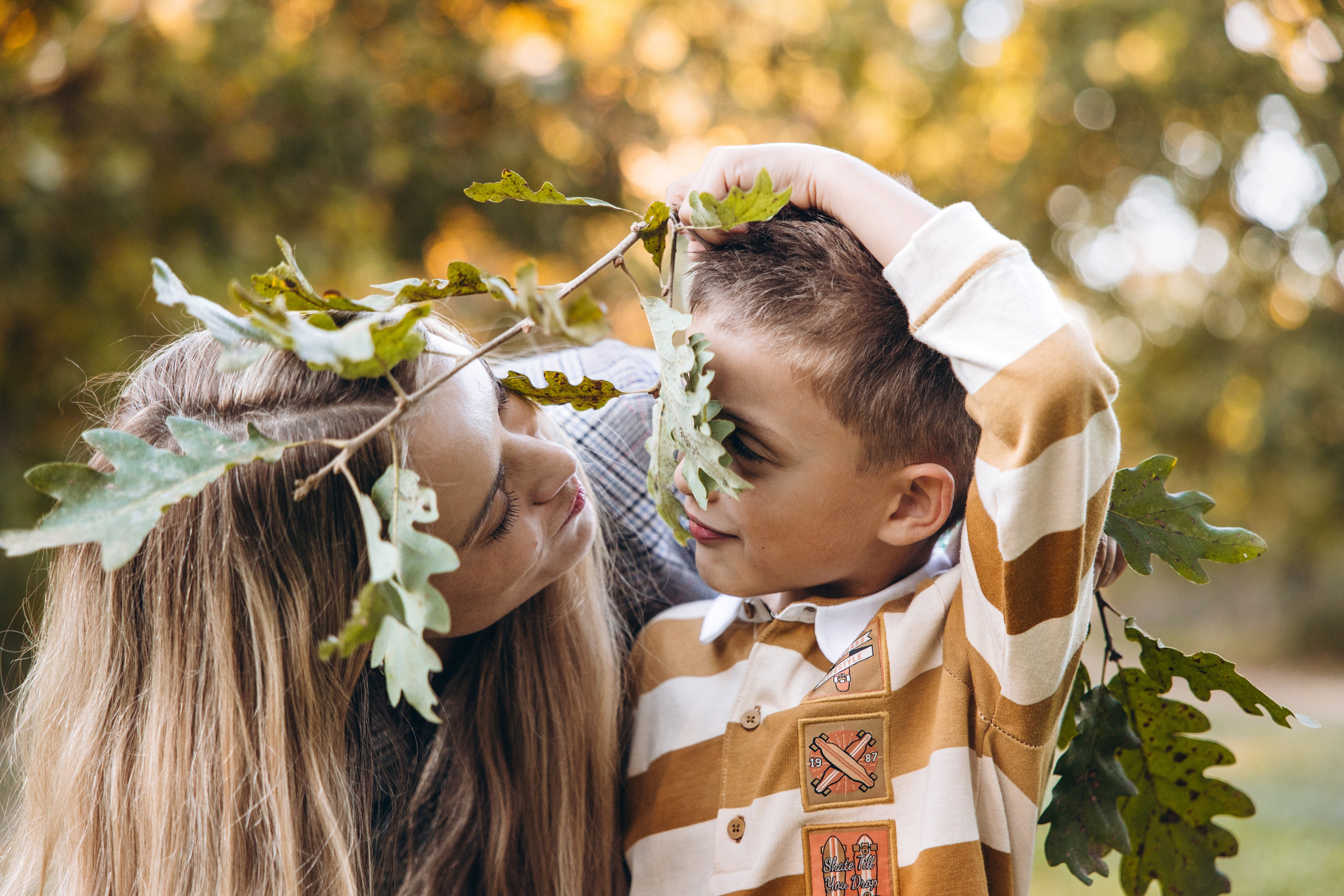 Autumn mother-son family photoshoot in Toulouse. Eugenie Smirnova — wedding, corporate and lifestyle photographer in Toulouse and Southwest France