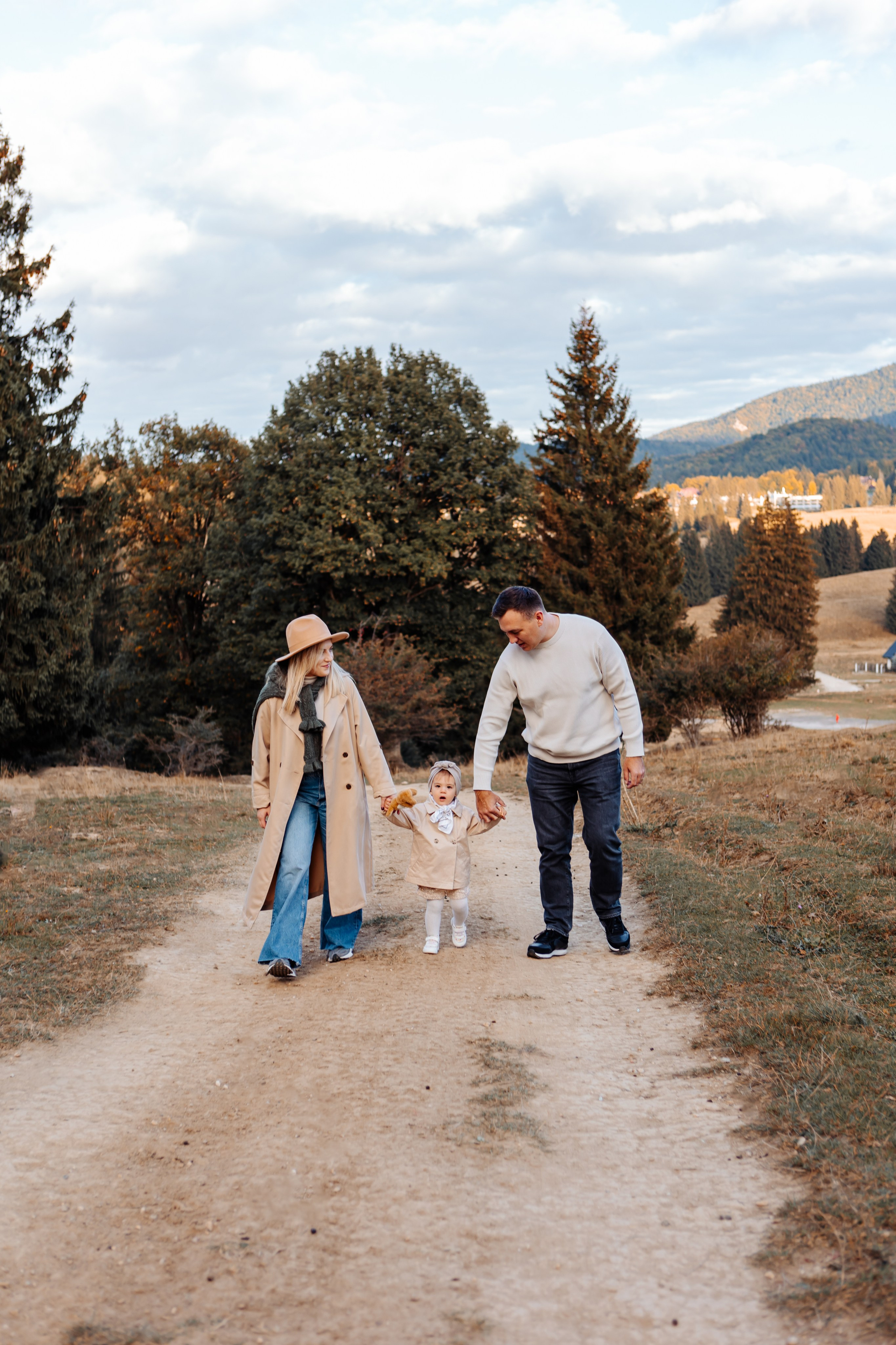 Dorina, Sergiu și Daria. Cristina Andronache fotograf Brașov fotograf de familie fotograf de nunta Brașov
