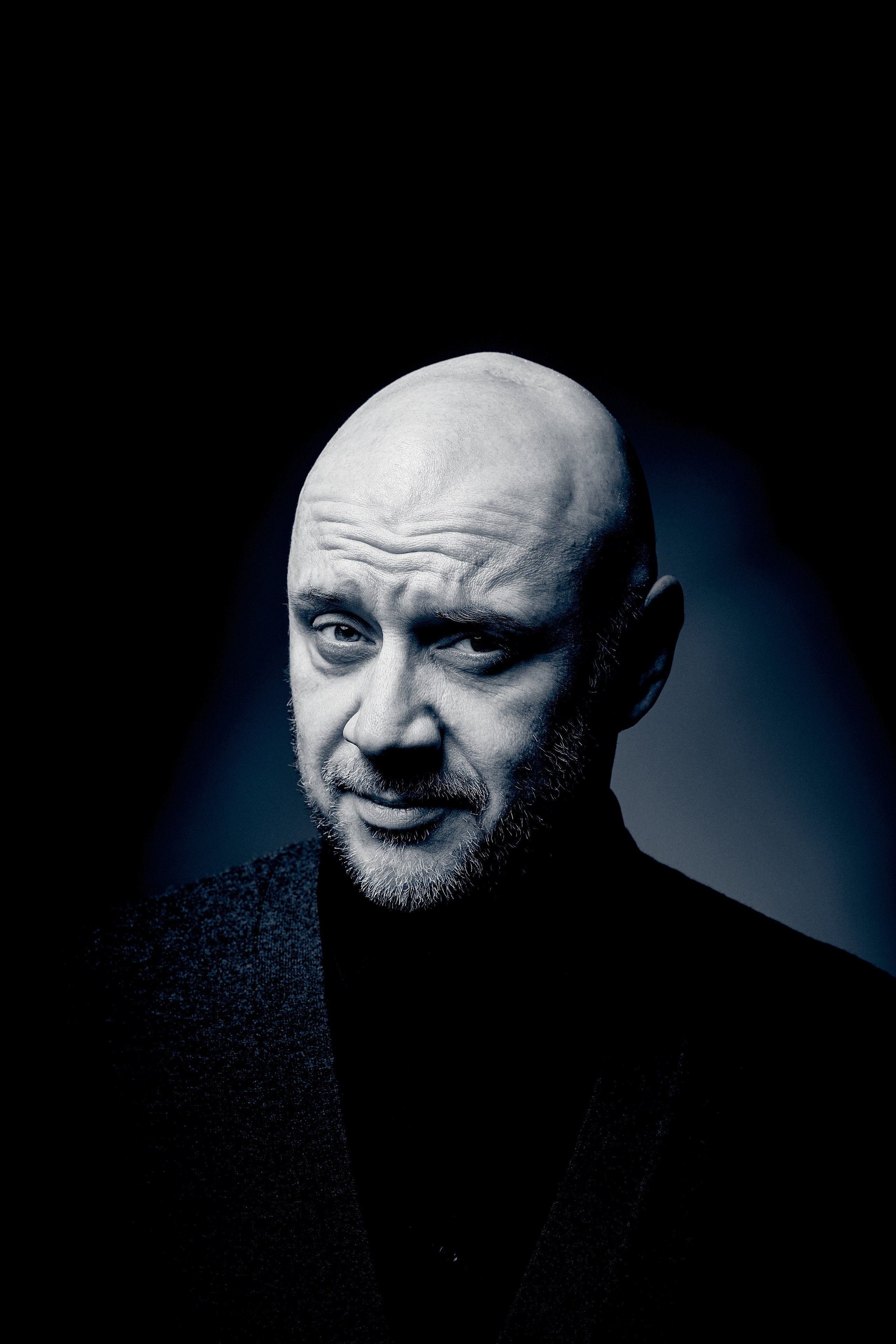 Portretowy fotograf Andriej Szypiłow - Spojrzenie na Kumpla w stylu Noir. Każdy z nas ma swoją ciemną stronę… Portret czarno-biały. BW. Black and White Portrait.