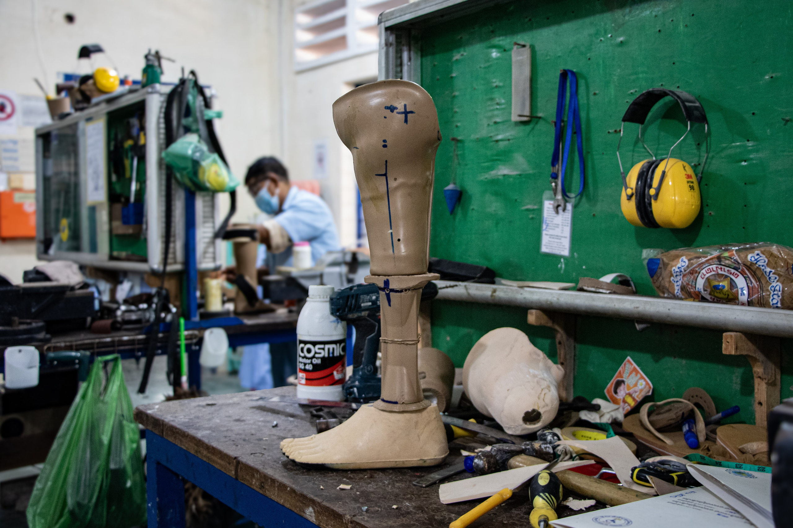 Prothèse de jambe dans l'atelier du centre de réhabilitation d'Handicap International.