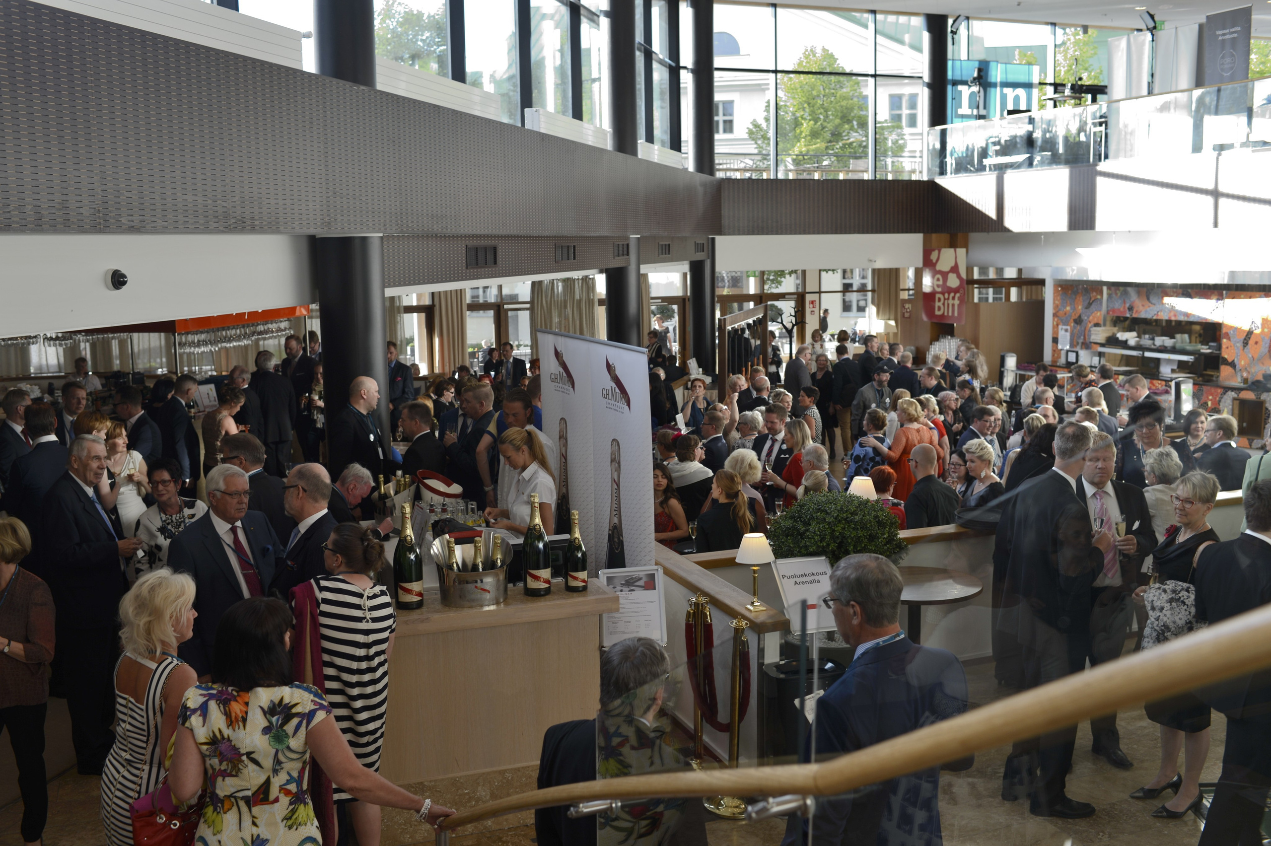 Palvelut ja hinnasto. Valokuvaaja Lahti, Helsinki Elena Salonen