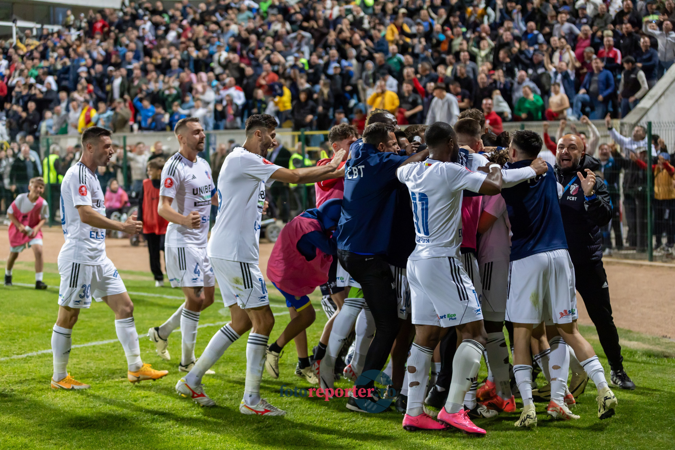 Galerie Foto: FC Botoșani vs. CS Mioveni - Pe 17 mai 2024, am fost martorii unei partide incredibile între FC Botoșani și CS Mioveni, în prima manșă a barajului pentru evitarea retrogradării. În fața unui stadion plin de emoție și speranță, echipa noastră a obținut o victorie importantă, cu un gol marcat de Aldair în minutul 93. 💪 *FC Botoșani 1-0 CS Mioveni*⚽️ Urmăriți momentele cheie ale meciului și bucuria suporterilor în această galerie foto! Pregătiți-vă pentru meciul de retur de pe 24 mai, când vom lupta din nou pentru a rămâne în prima ligă.#FCBotoșani #CSMioveni #BarajRetrogradare #ForzaBotoșani 