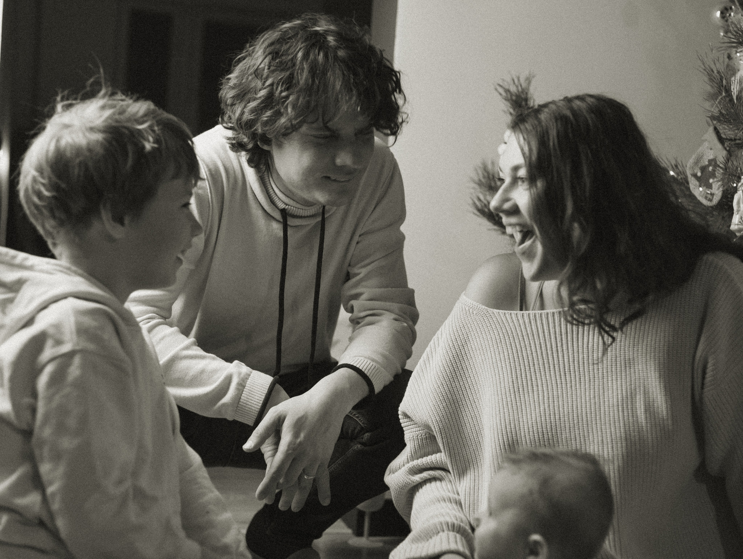 Séance photo de famille pour Noël. Histoires d’amour, séances photos de famille et de mariage en France