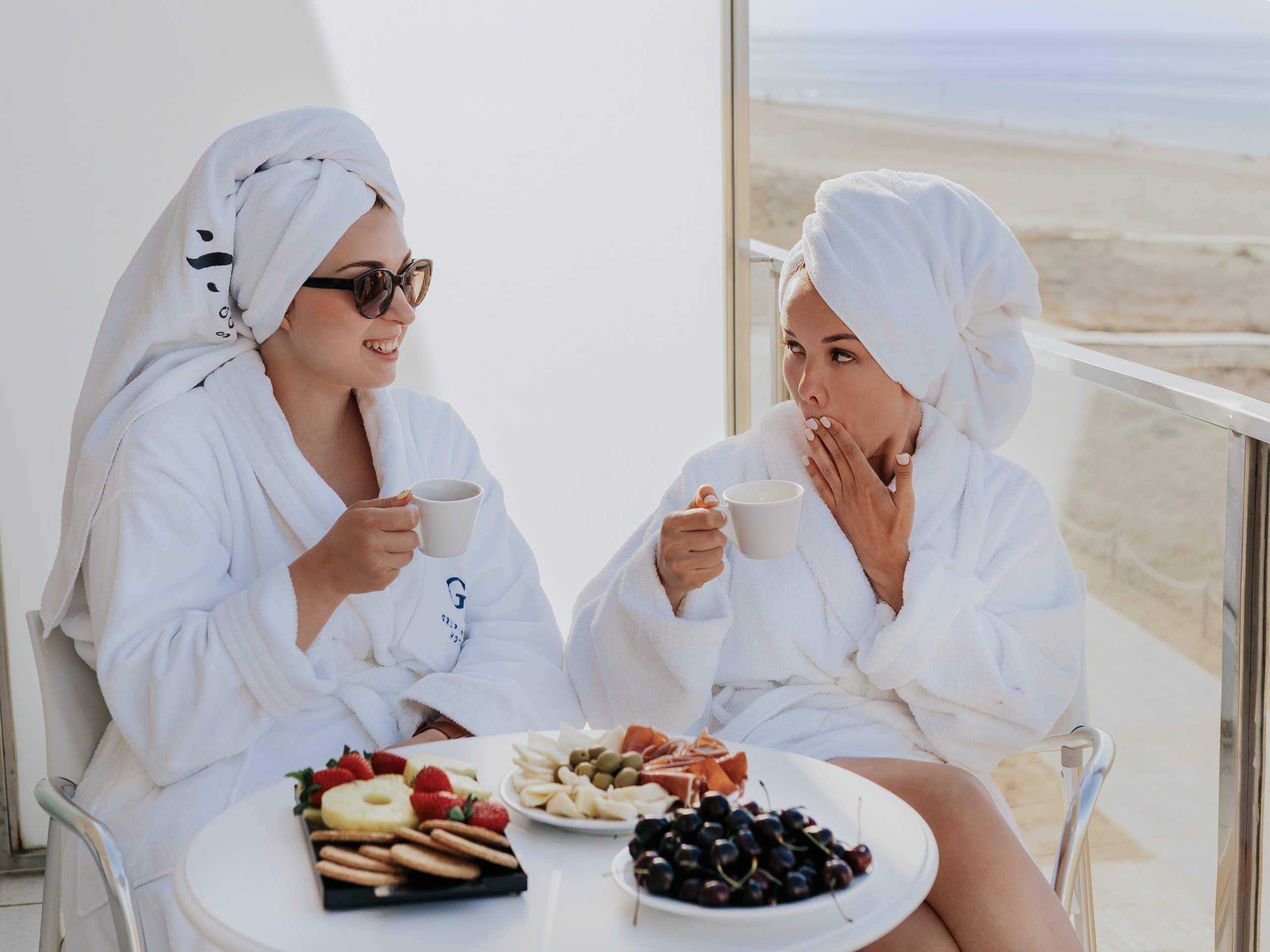 Tourist photoshoot for friends. DiaFoto — Wow Photographer in Barcelona | Premium Barcelona Photoshoot Experience