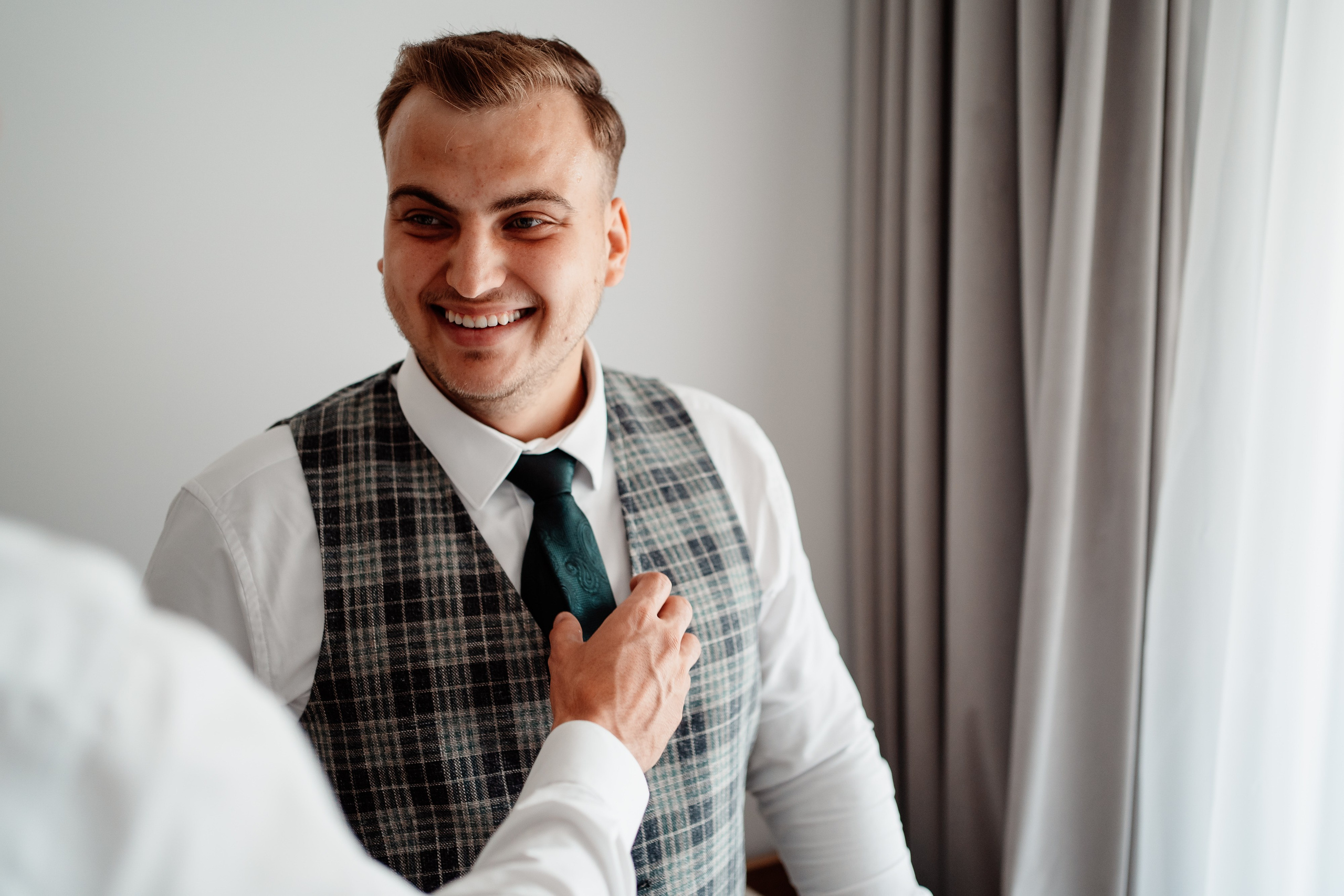 Moment emoționant între miri în ziua nunții, surprins într-un cadru natural și romantic, la Daimon Events. Fotografie de nuntă profesională, editată artistic pentru a evidenția emoția și eleganța evenimentului.