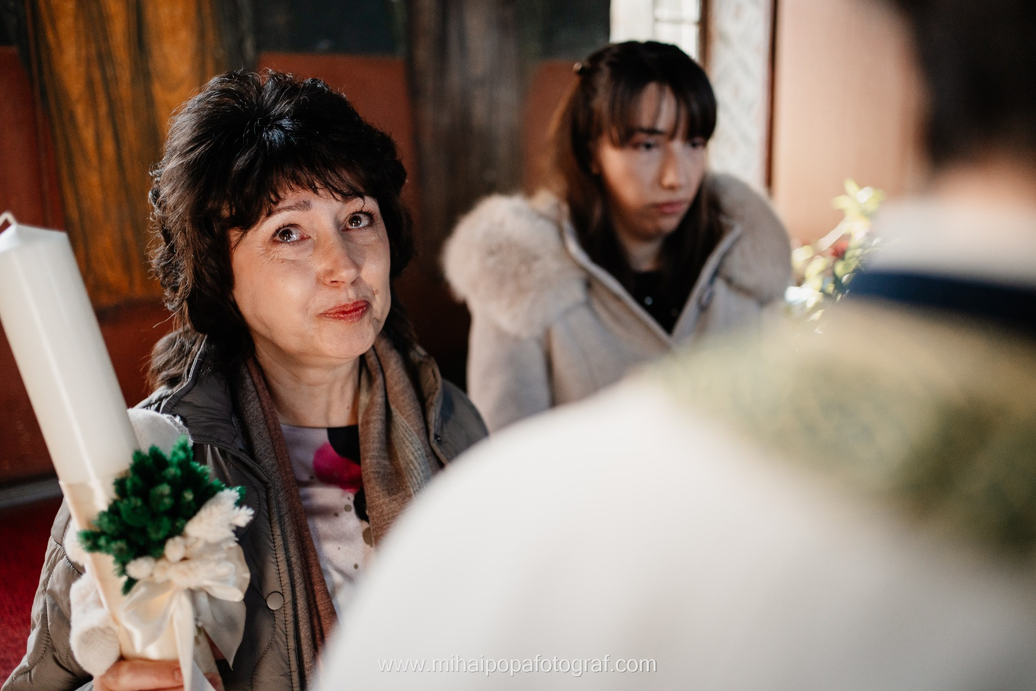 Instantaneu plin de tandrețe dintre părinți și bebeluș în ziua botezului, realizat în ilfov. Fotografie profesională de botez, capturând emoțiile autentice ale familiei într-un decor luminos și cald