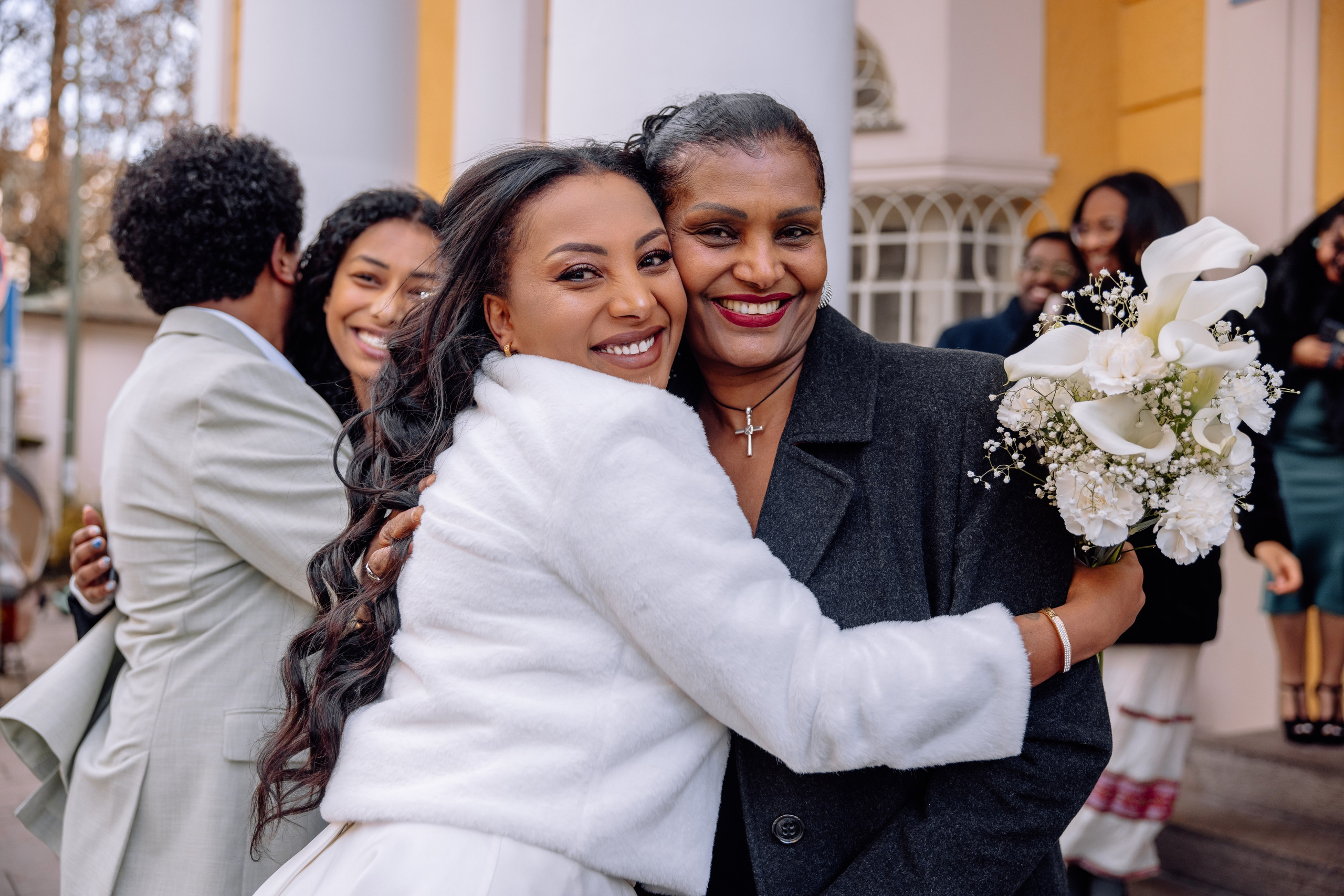 Braut umarmt ihre Mutter – emotionale Szene nach Trauung Mandlstraße 14