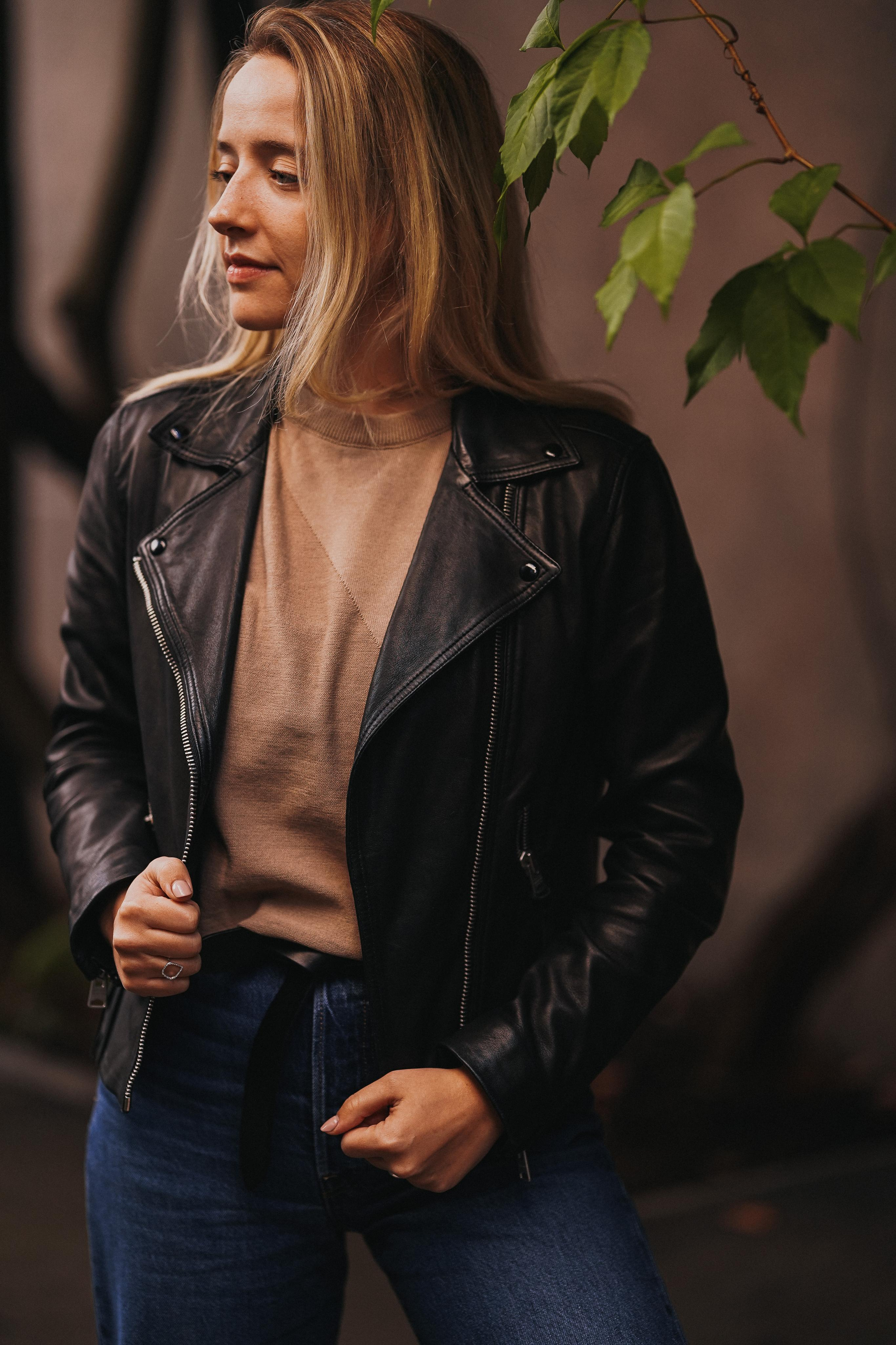 “In the town”. Editorial for https://preri.com/. Julia Pelikánová | Portrait and content photographer in Prague