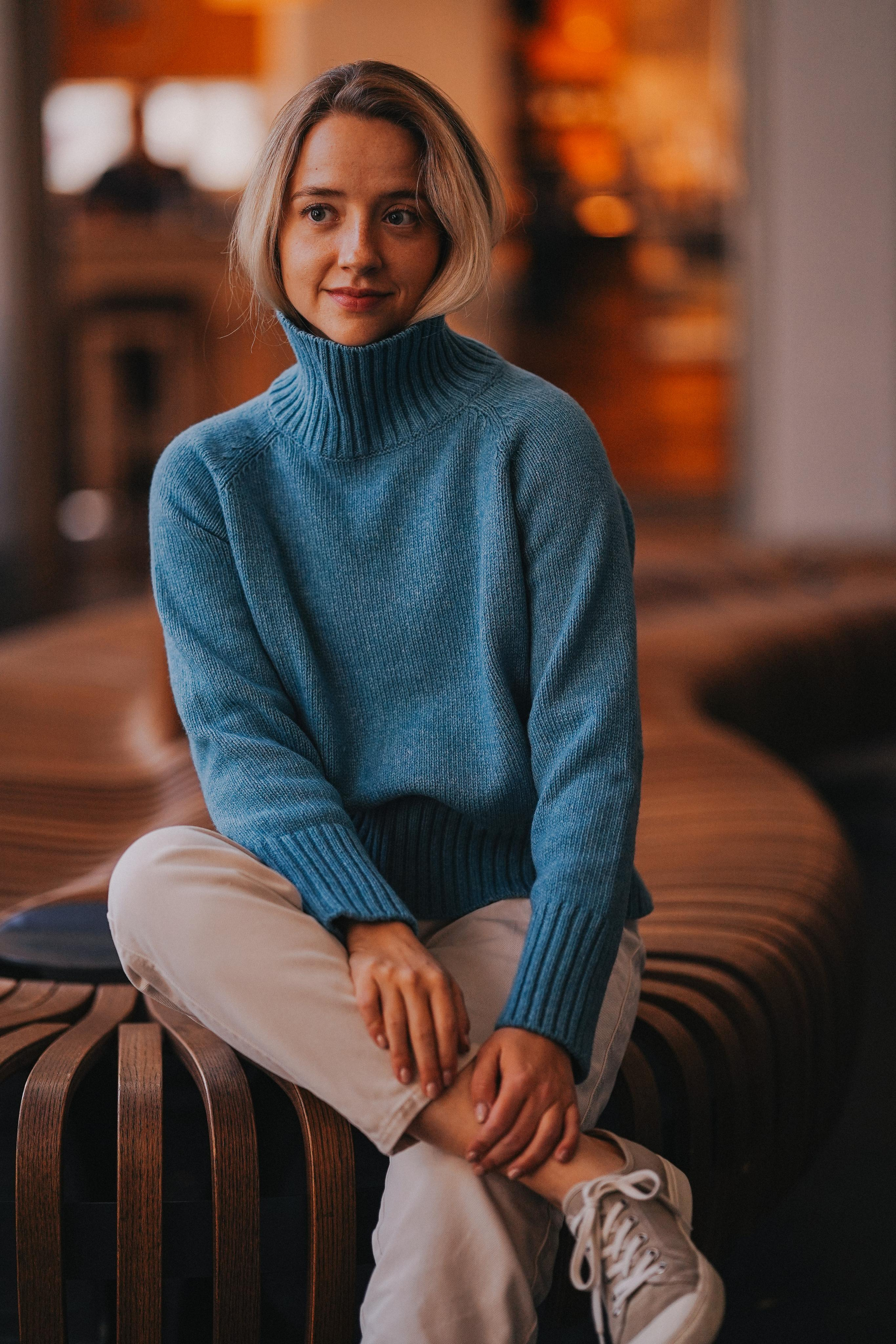 “In the town”. Editorial for https://preri.com/. Julia Pelikánová | Portrait and content photographer in Prague