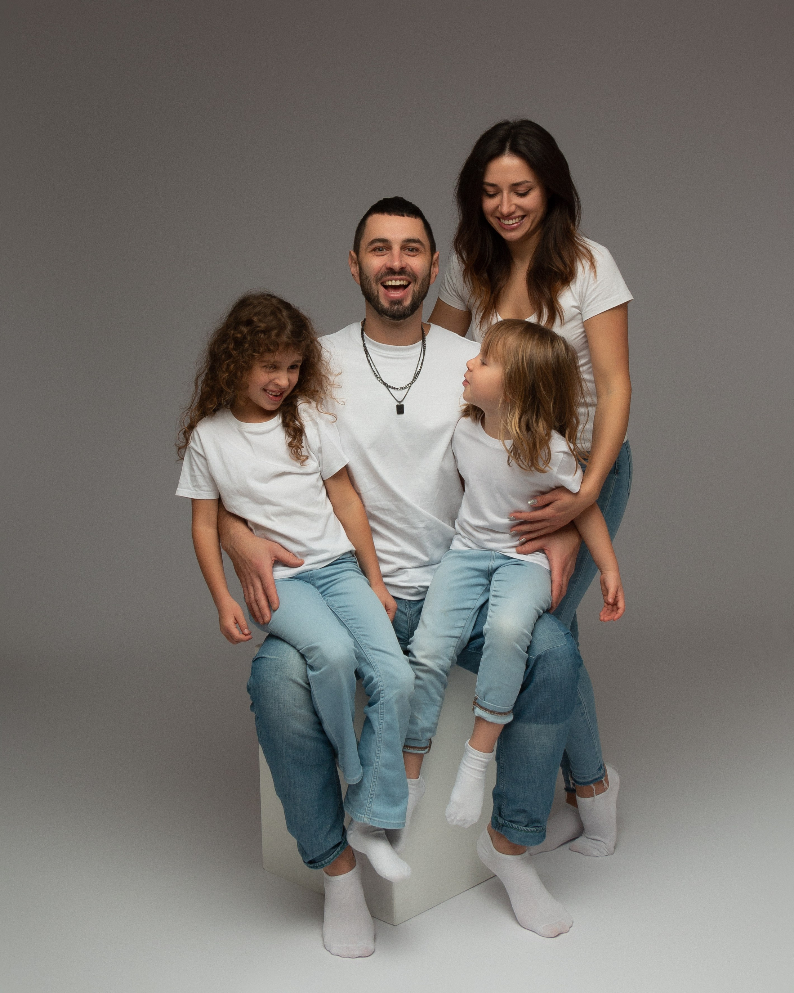 Familienglück pur – Tanja, ihr Mann und die beiden Töchter strahlen gemeinsam