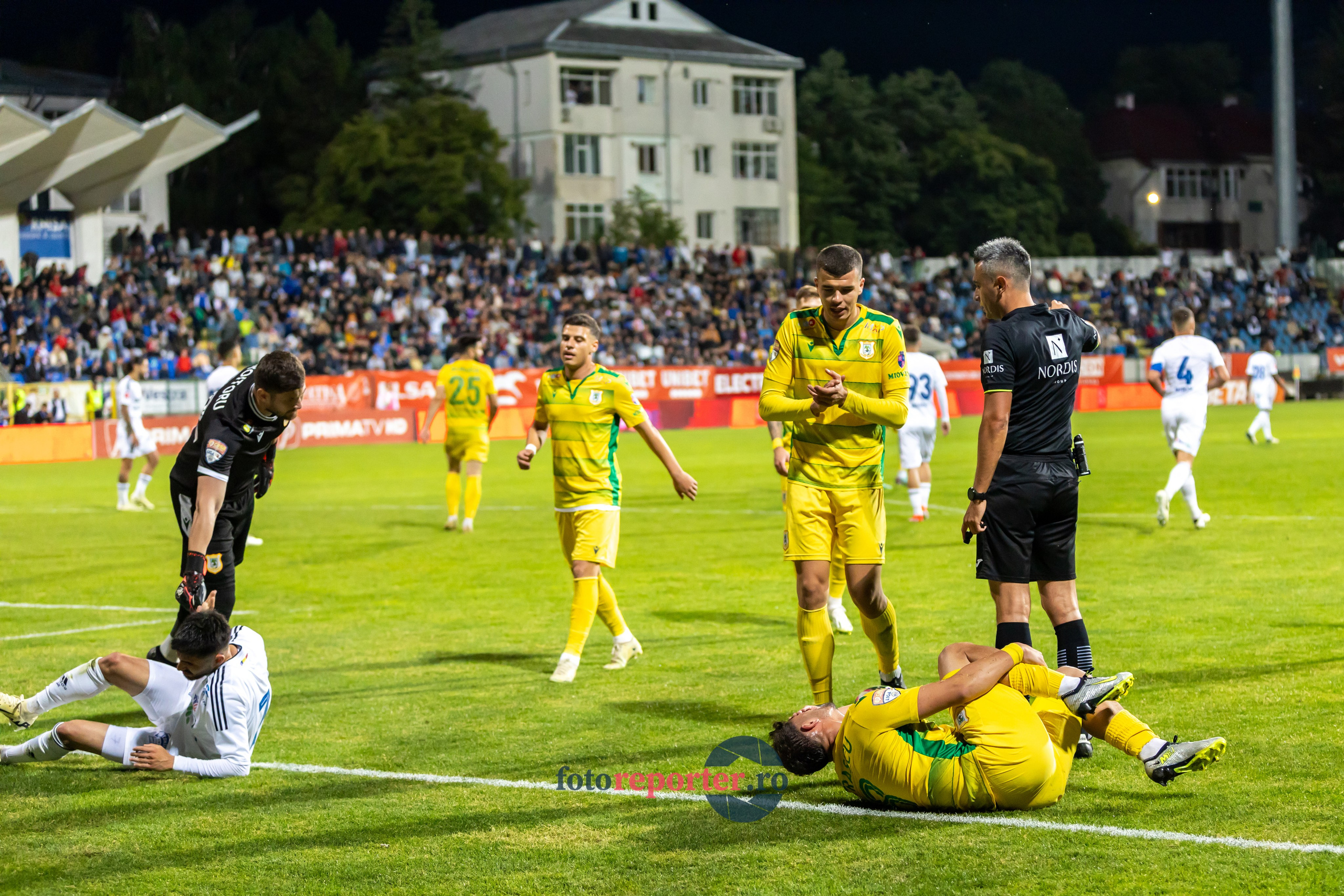 Galerie Foto: FC Botoșani vs. CS Mioveni - Pe 17 mai 2024, am fost martorii unei partide incredibile între FC Botoșani și CS Mioveni, în prima manșă a barajului pentru evitarea retrogradării. În fața unui stadion plin de emoție și speranță, echipa noastră a obținut o victorie importantă, cu un gol marcat de Aldair în minutul 93. 💪 *FC Botoșani 1-0 CS Mioveni*⚽️ Urmăriți momentele cheie ale meciului și bucuria suporterilor în această galerie foto! Pregătiți-vă pentru meciul de retur de pe 24 mai, când vom lupta din nou pentru a rămâne în prima ligă.#FCBotoșani #CSMioveni #BarajRetrogradare #ForzaBotoșani 