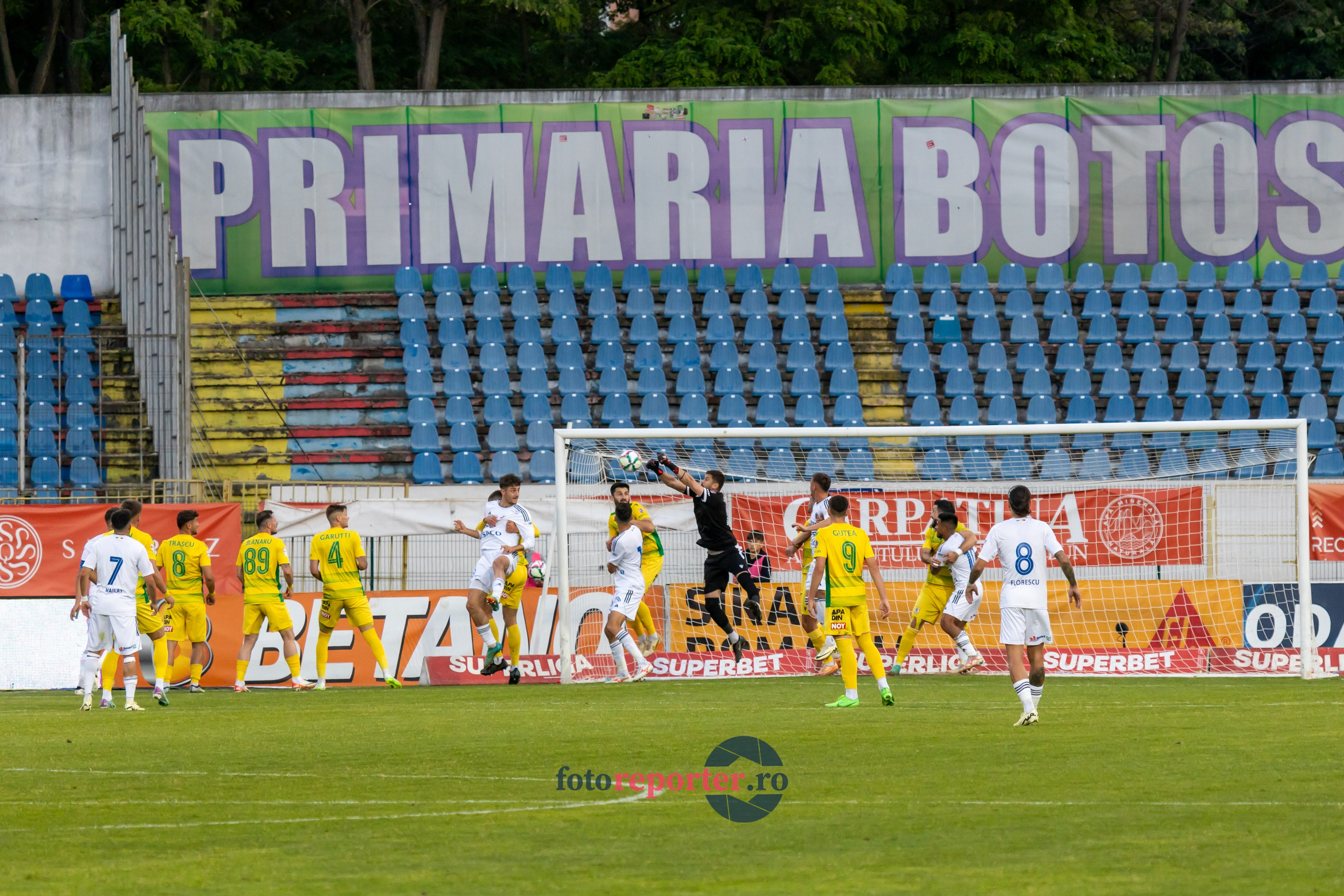Galerie Foto: FC Botoșani vs. CS Mioveni - Pe 17 mai 2024, am fost martorii unei partide incredibile între FC Botoșani și CS Mioveni, în prima manșă a barajului pentru evitarea retrogradării. În fața unui stadion plin de emoție și speranță, echipa noastră a obținut o victorie importantă, cu un gol marcat de Aldair în minutul 93. 💪 *FC Botoșani 1-0 CS Mioveni*⚽️ Urmăriți momentele cheie ale meciului și bucuria suporterilor în această galerie foto! Pregătiți-vă pentru meciul de retur de pe 24 mai, când vom lupta din nou pentru a rămâne în prima ligă.#FCBotoșani #CSMioveni #BarajRetrogradare #ForzaBotoșani 