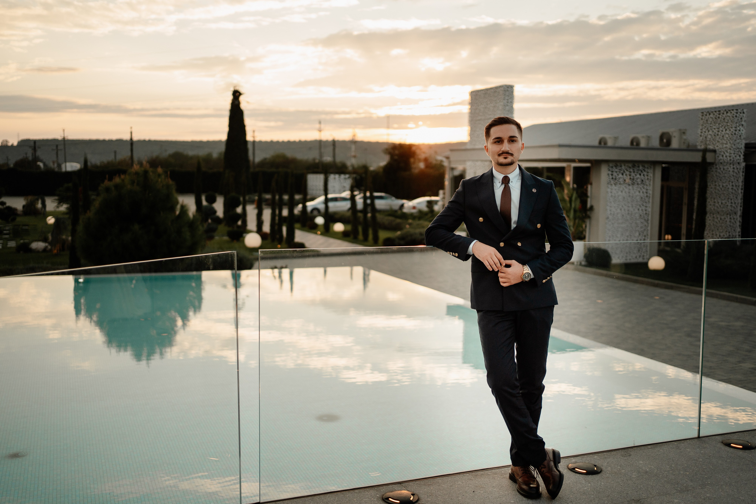 Moment emoționant între miri în ziua nunții, surprins într-un cadru natural și romantic, la Reina Events. Fotografie de nuntă profesională, editată artistic pentru a evidenția emoția și eleganța evenimentului.