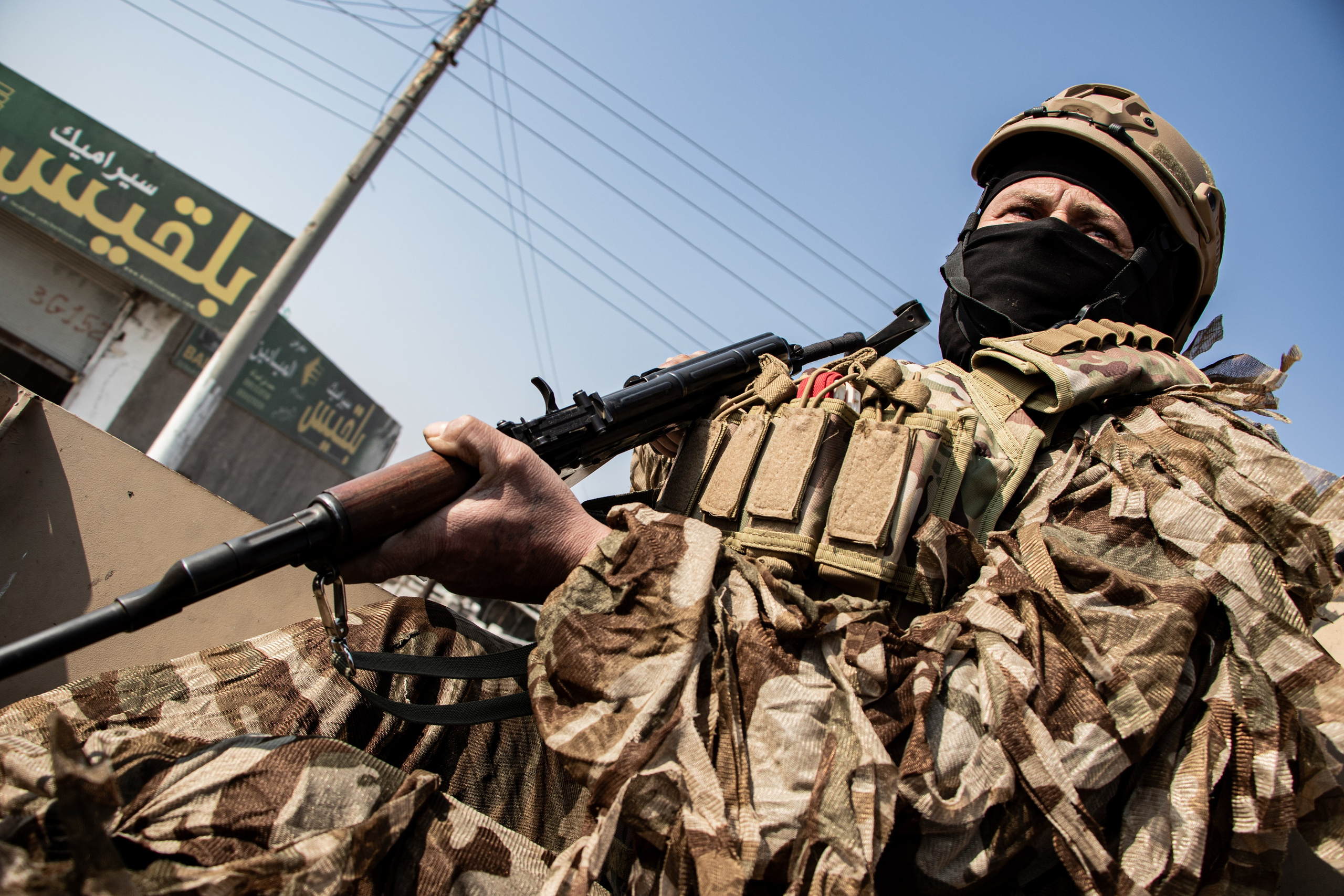 Sur la tourelle du blindé avec un membre des forces spéciales des Forces Démocratiques Syriennes (FDS) à Raqqa.