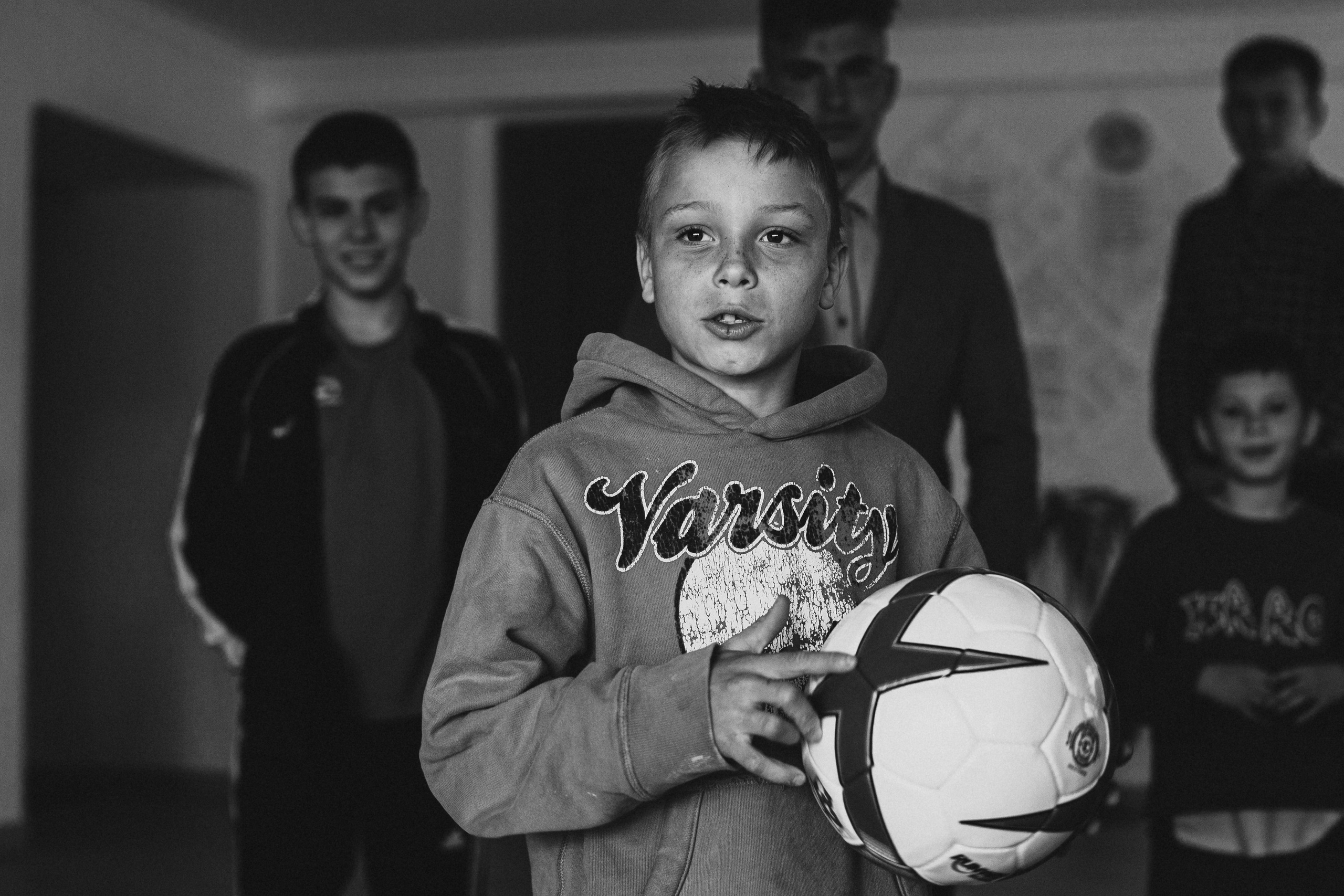 портрет чёрно-белый  социальная фотография Детский дом мальчики с мячом сосредоточенный