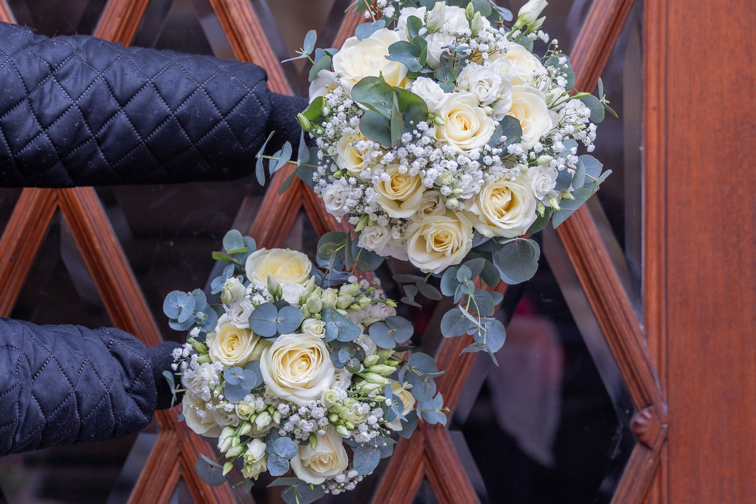 Få den rette brudebuket til den store dag. Vi i Akropolis Blomster i Aarhus laver smukke buketter til bryllupper. Brudebuketten er for rigtigt mange brude en stor og afgørende del af brylluppet. Den vil komme til at pryde mange af de smukke billeder, du kan se tilbage på efterfølgende, og det er derfor vigtigt, at buketten bliver præcist, som du gerne vil have den.