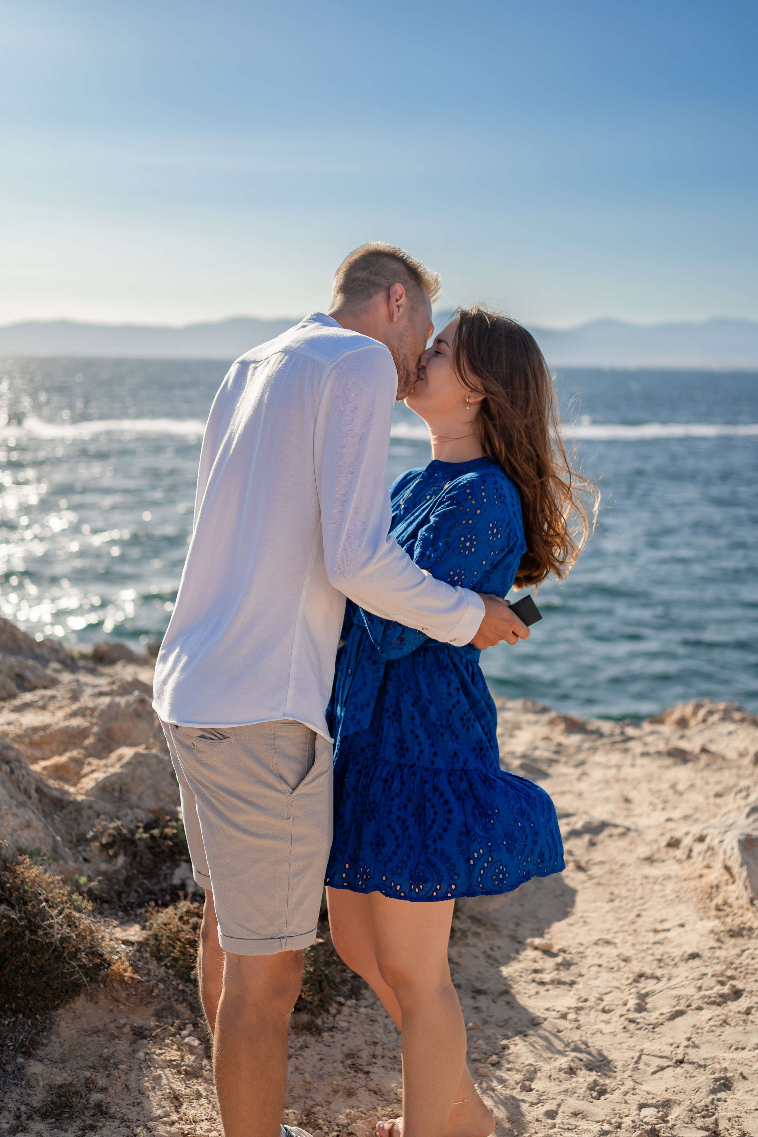 Romantischer Heiratsantrag auf Mallorca – Überraschung am Meer. Deine Fotografin auf Mallorca für Familien und Business