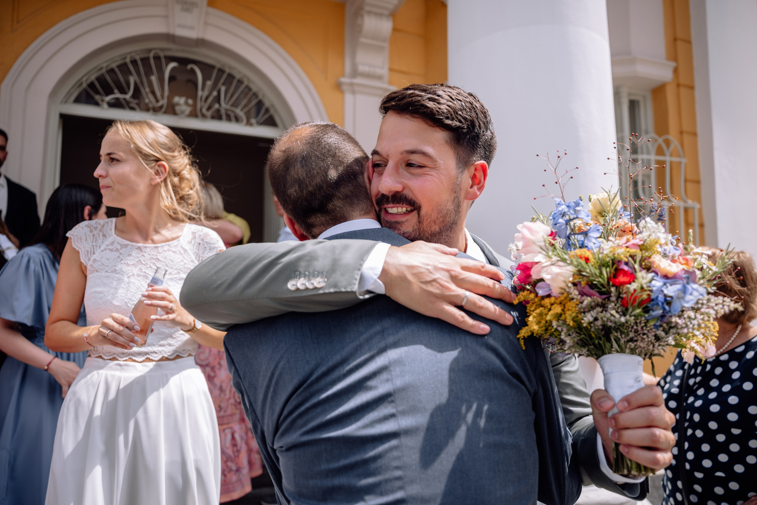 Sommerliche Hochzeitsfotos im Standesamt Mandlstraße & Schwabing. Hochzeitsfotograf München Taufe Familienfotograf Tanja Mauke