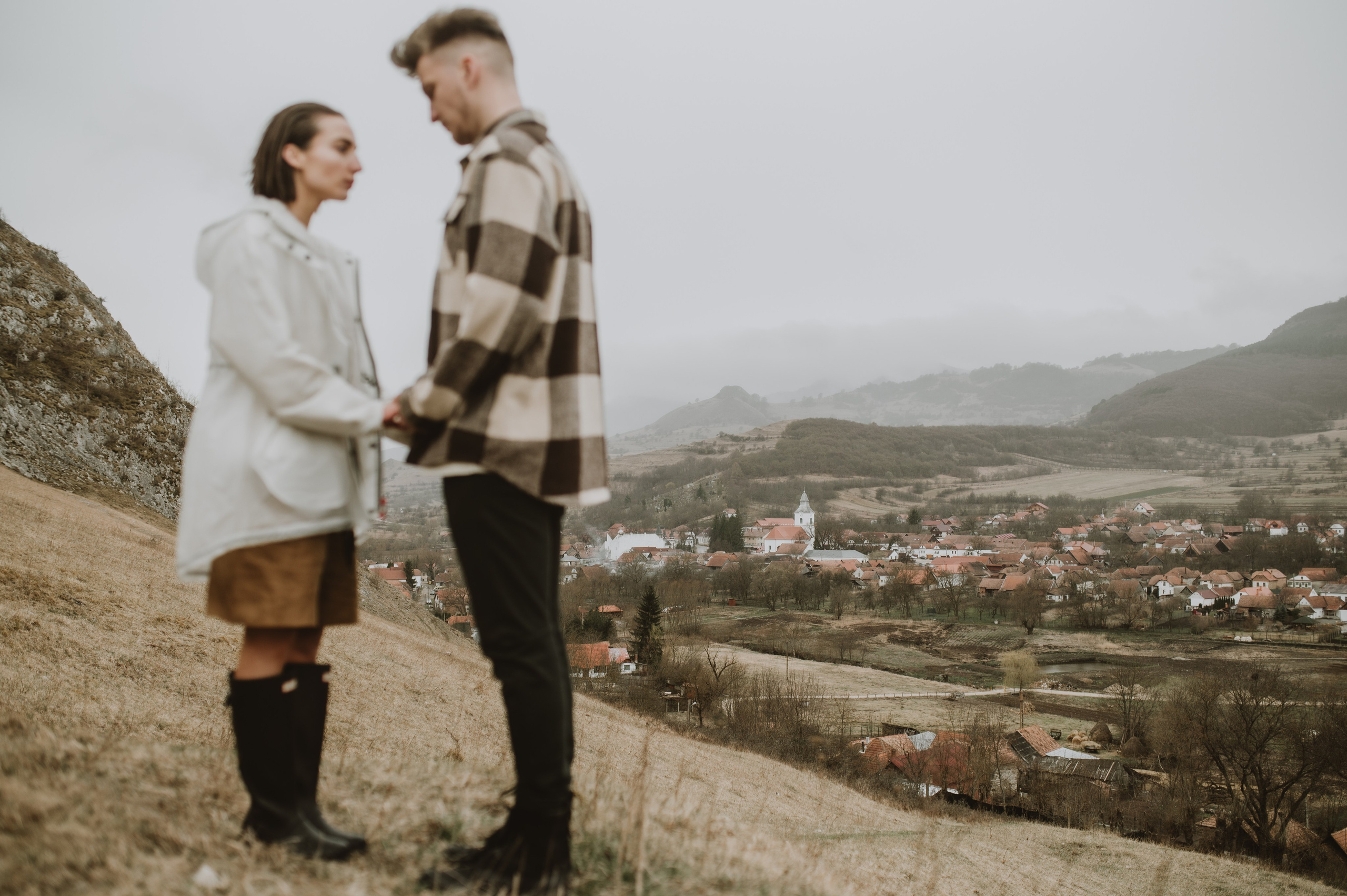 Sedinta foto de cuplu in munti, sedinta save the date pe munte. Proud Vision Weddings | Wedding Photography & Film — Servicii profesionale Foto Video Nunta Iasi