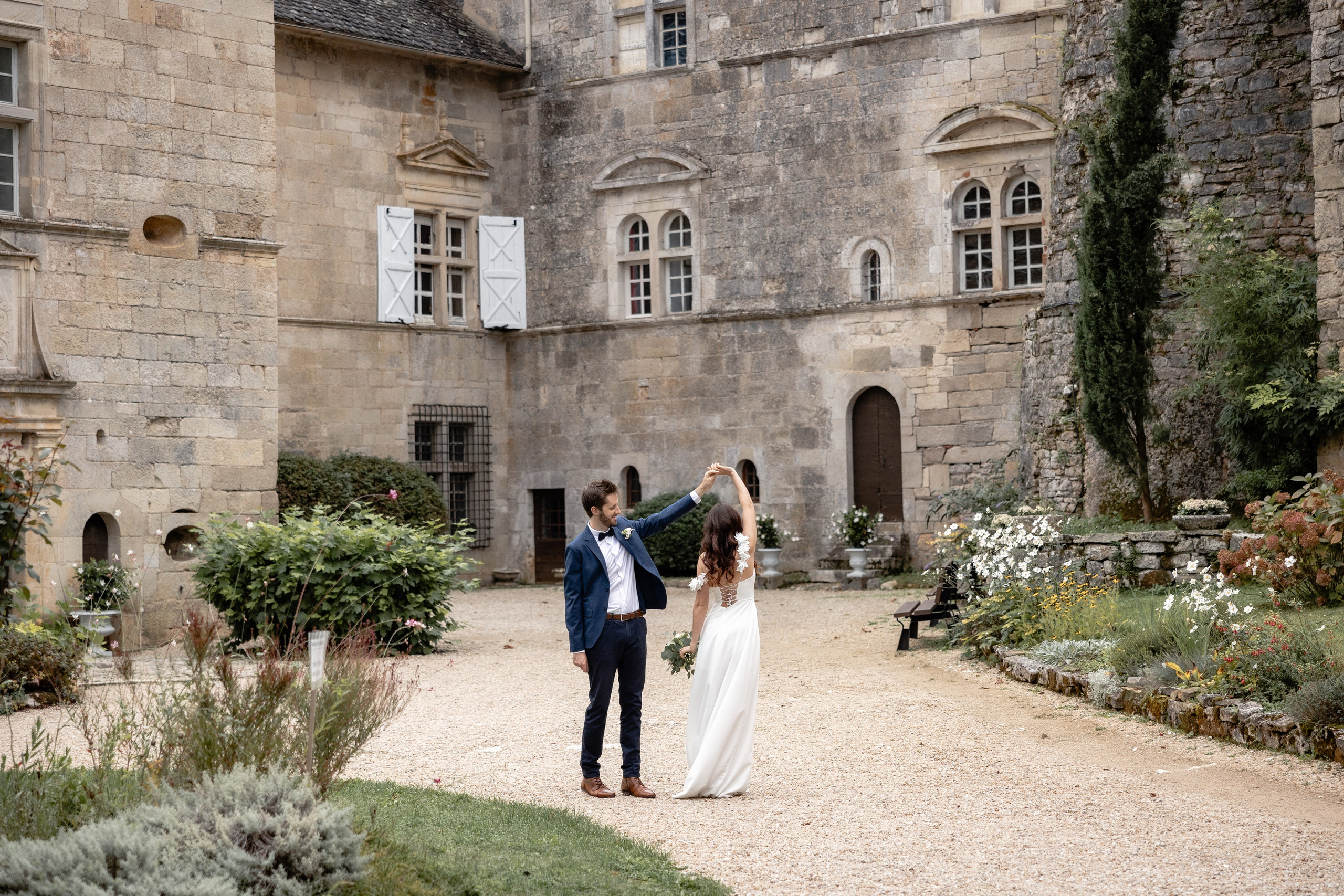 Mariage au château français. Elopement au Château de Cénevières. Eugénie Smirnova — Photographe à Toulouse et dans le Sud-Ouest