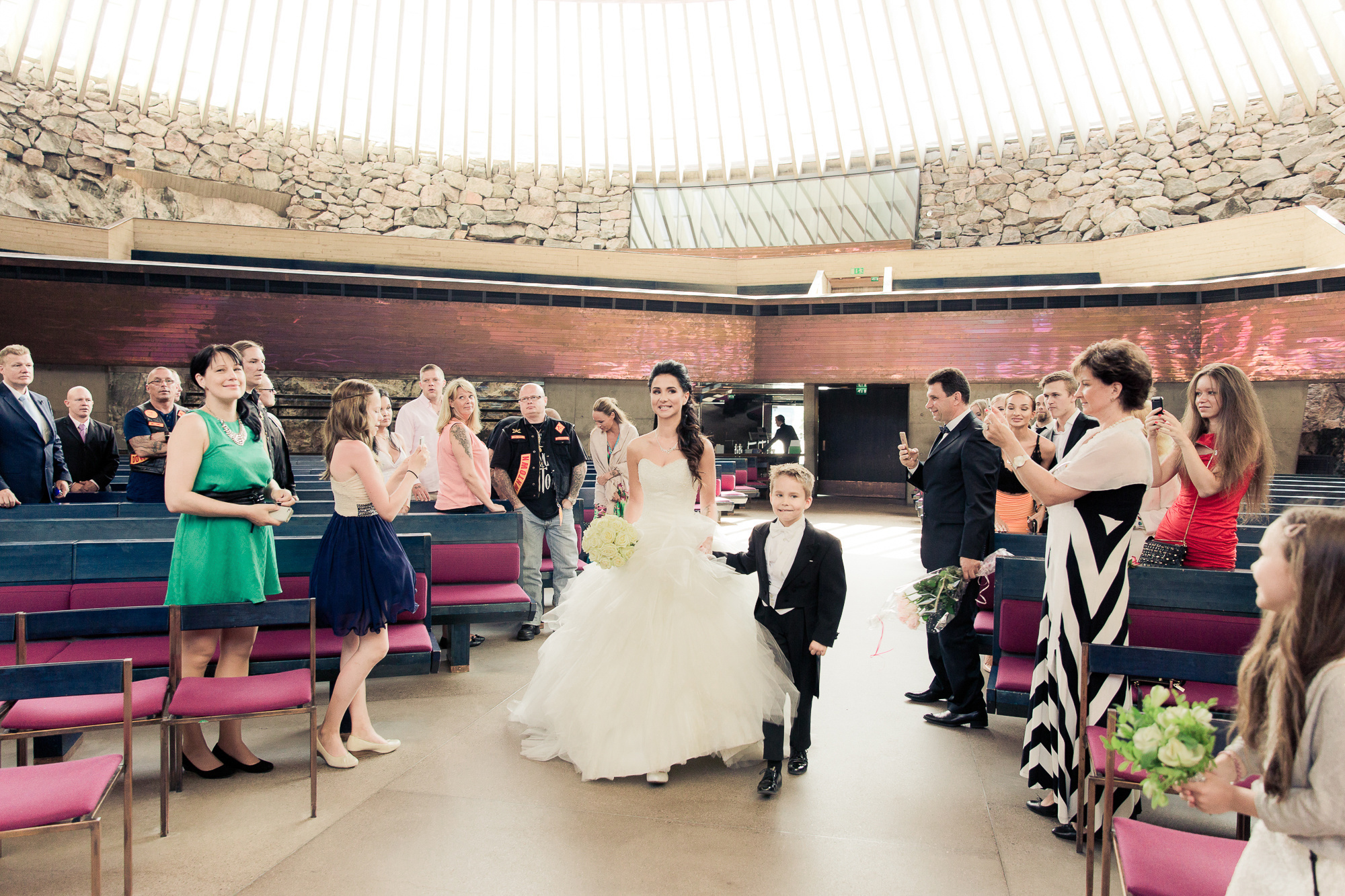 Kira&Mika, hääkuvaus Temppeliaukion kirkko, Vanha Viilatehdas