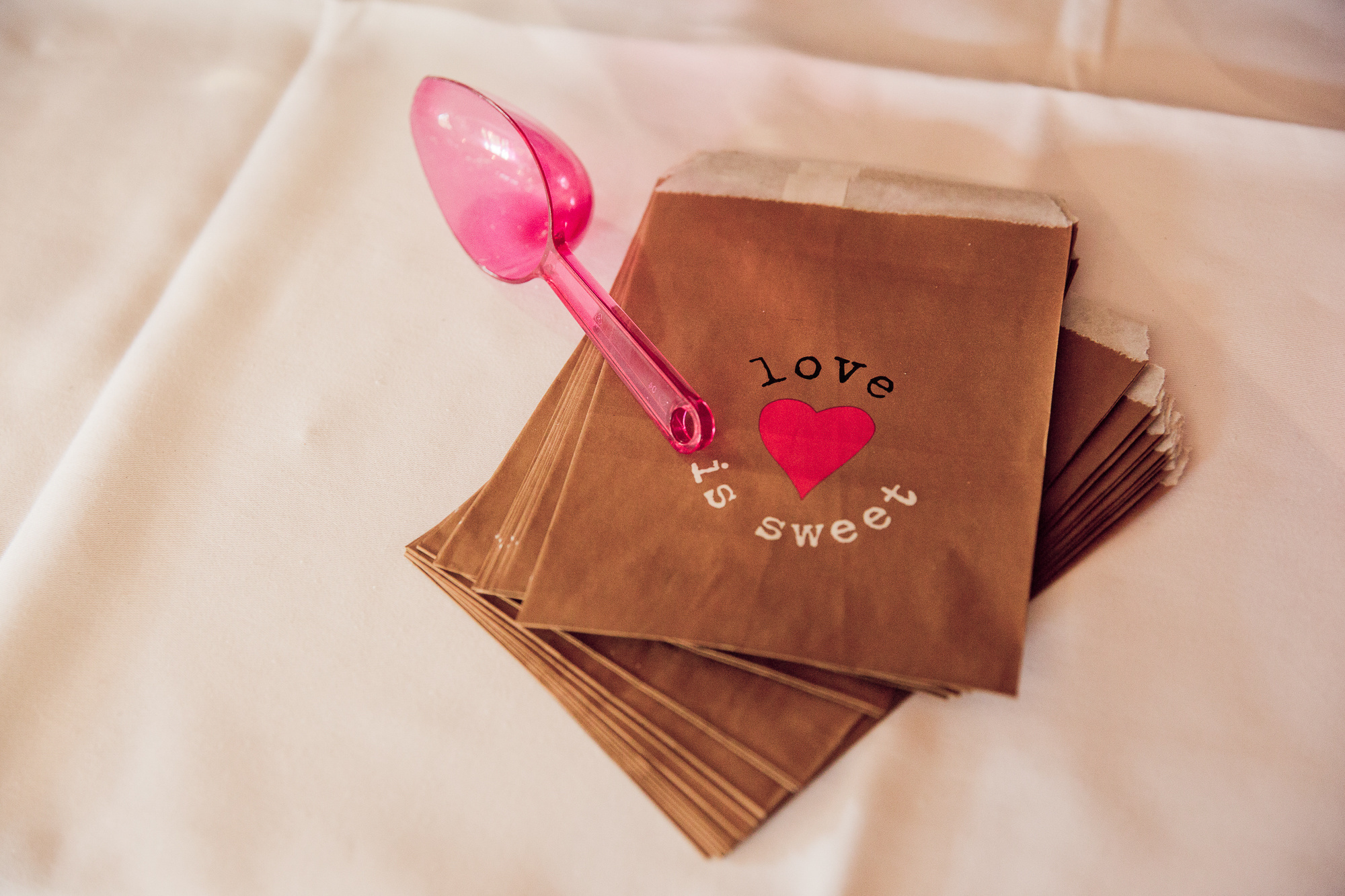 Kira&Mika, hääkuvaus Temppeliaukion kirkko, Vanha Viilatehdas