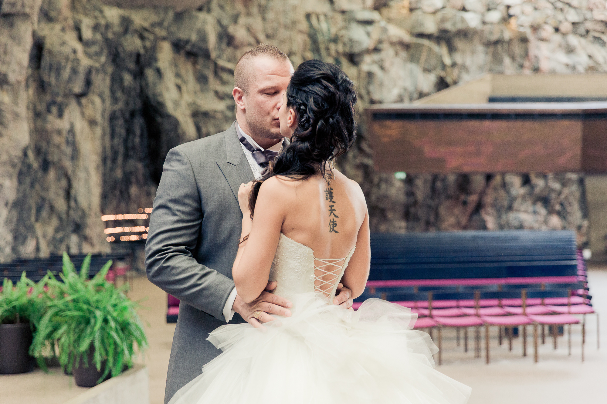 Kira&Mika, hääkuvaus Temppeliaukion kirkko, Vanha Viilatehdas