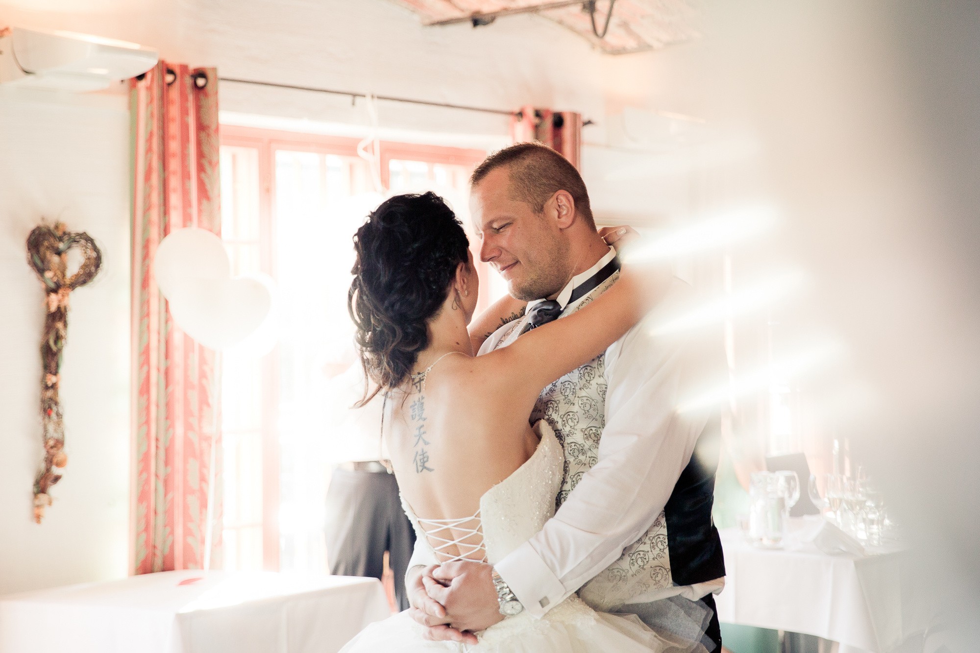 Kira&Mika, hääkuvaus Temppeliaukion kirkko, Vanha Viilatehdas