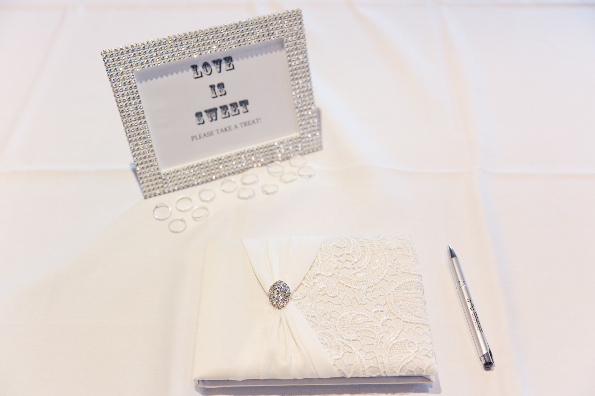 Kira&Mika, hääkuvaus Temppeliaukion kirkko, Vanha Viilatehdas