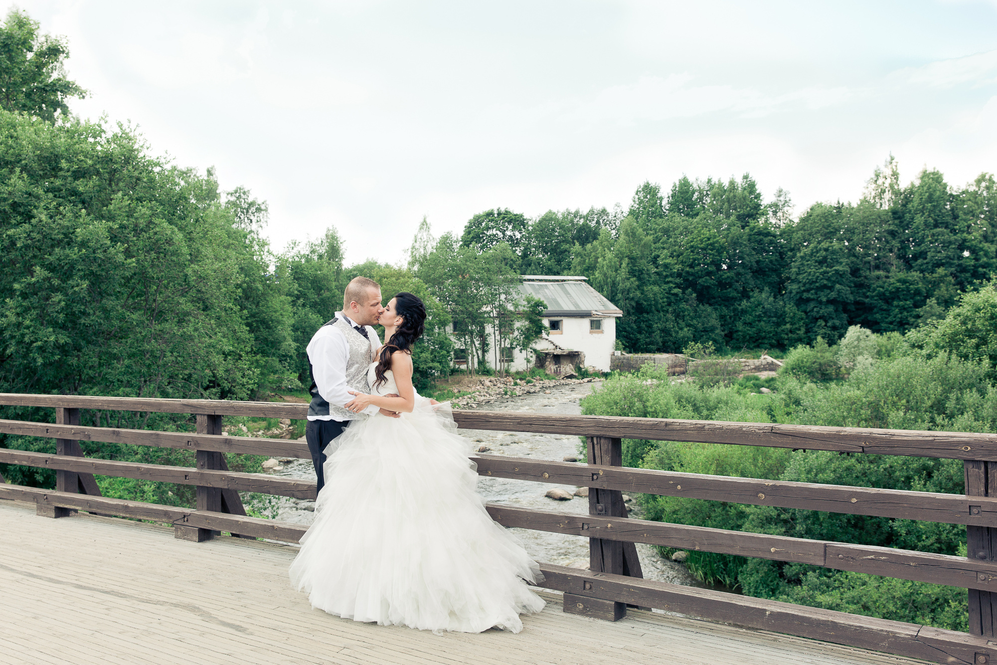 Kira&Mika, hääkuvaus Temppeliaukion kirkko, Vanha Viilatehdas