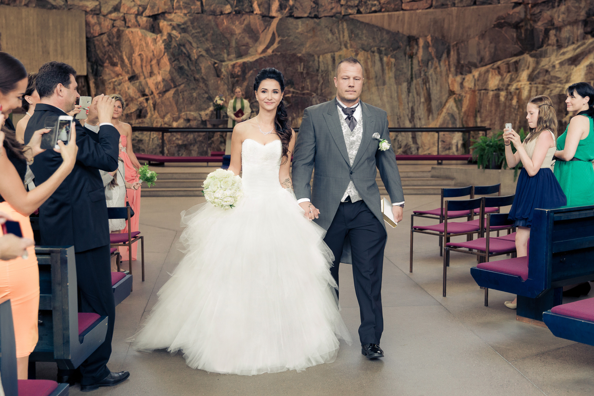 Kira&Mika, hääkuvaus Temppeliaukion kirkko, Vanha Viilatehdas