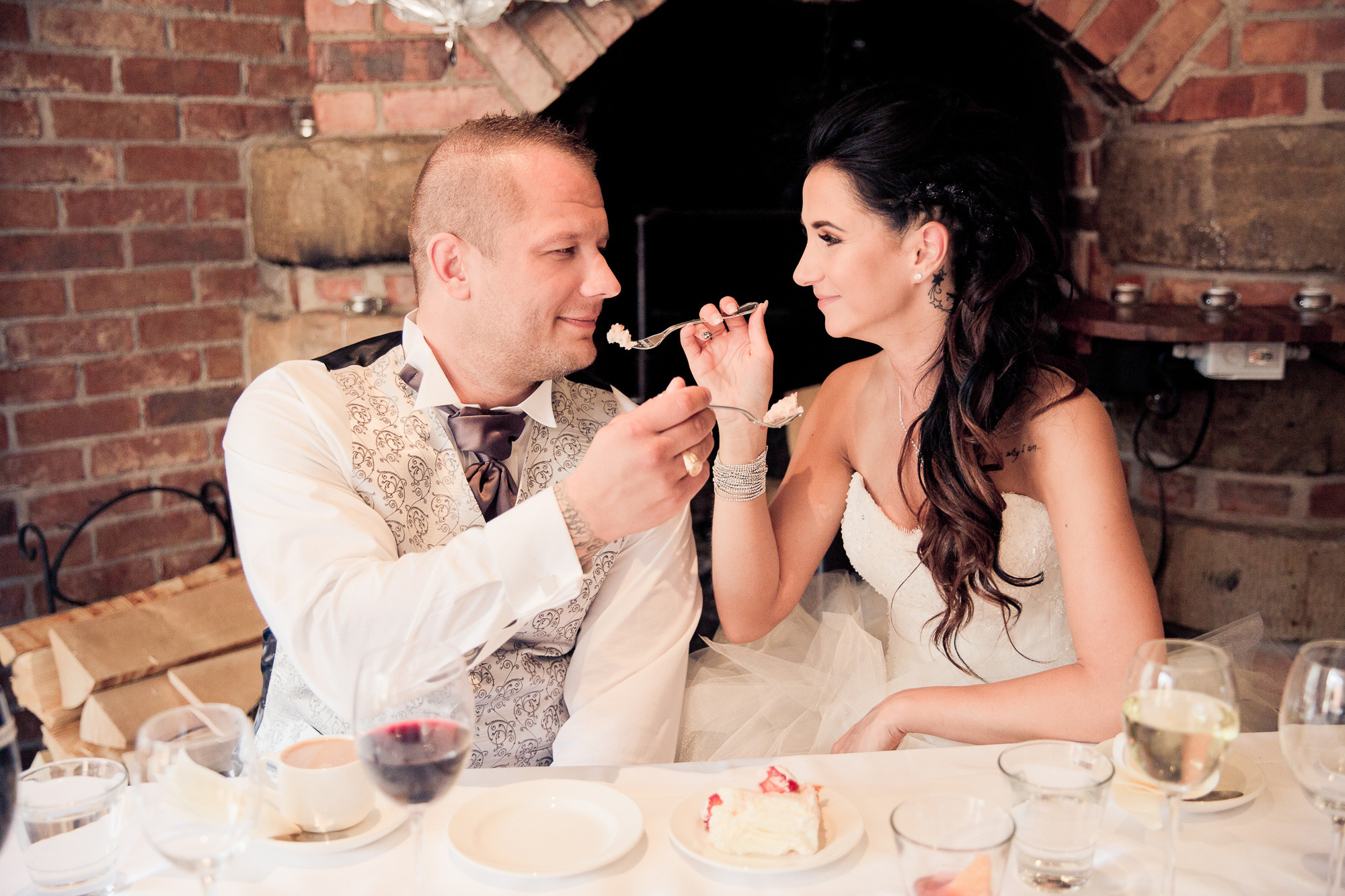 Kira&Mika, hääkuvaus Temppeliaukion kirkko, Vanha Viilatehdas