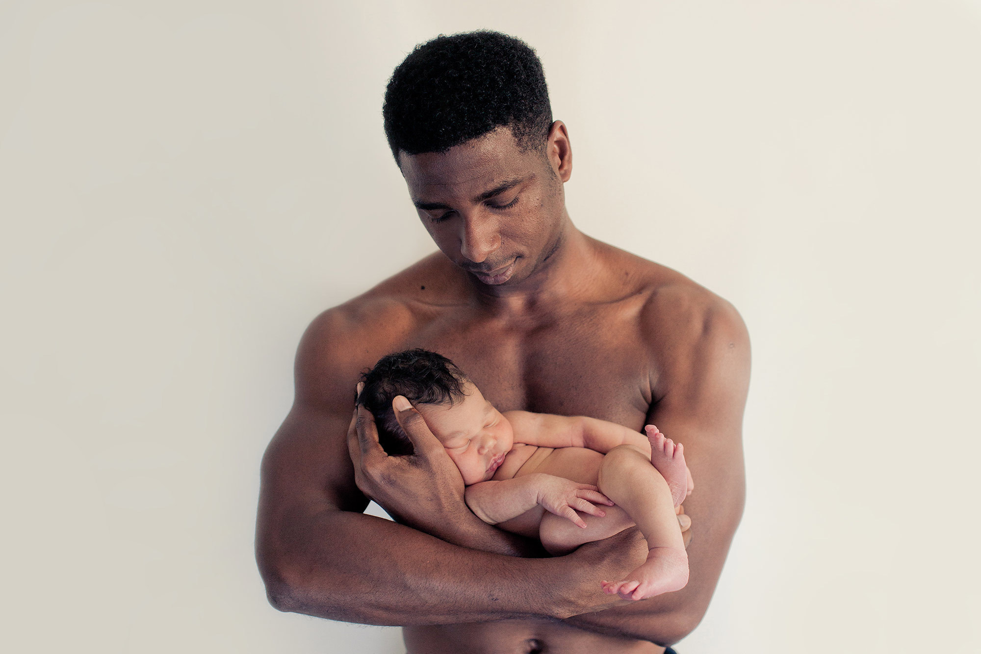 vastasyntyneen valokuvaaja, newbornkuvaus, vastasyntynyt isän sylissä
