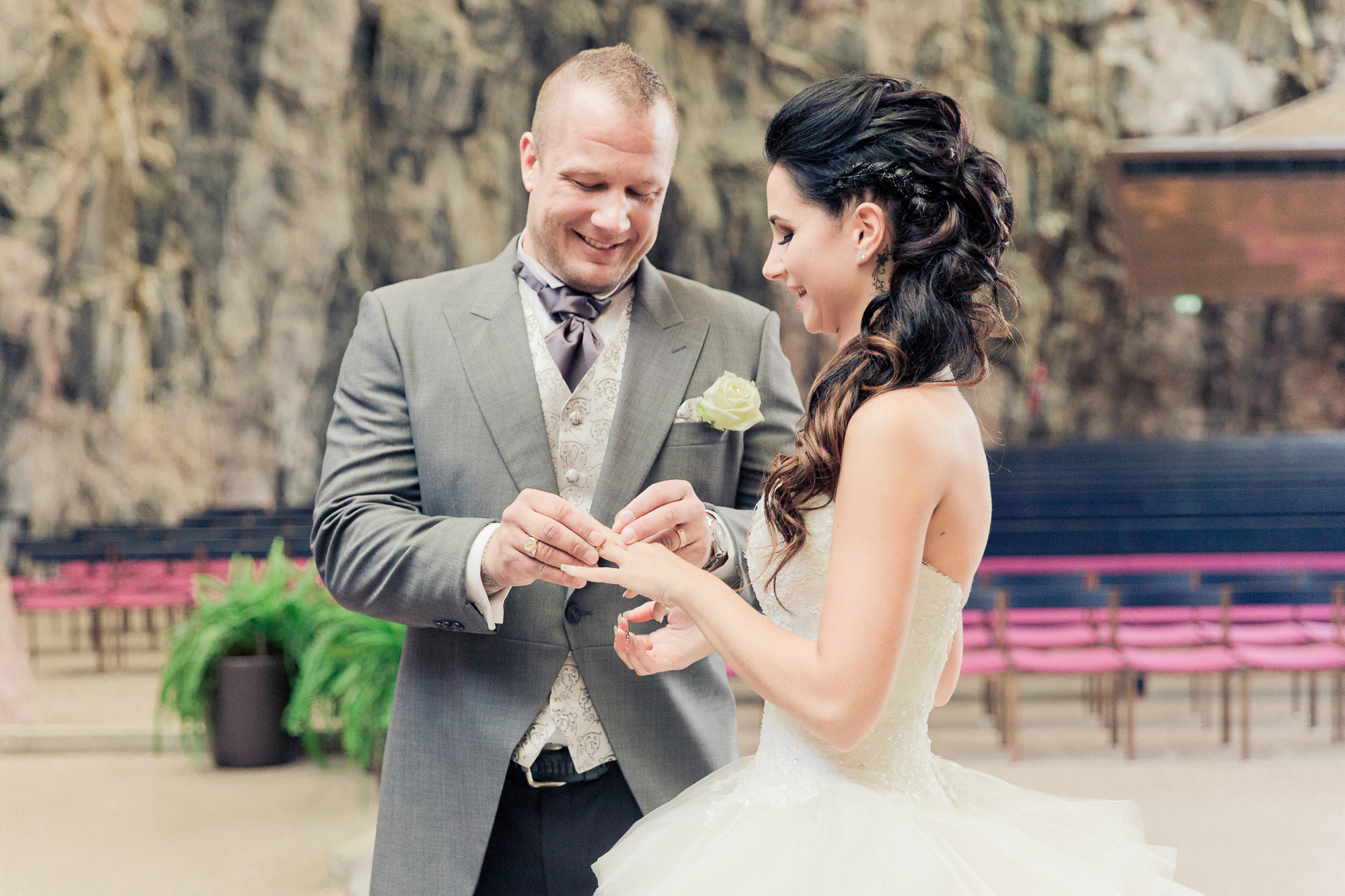 Kira&Mika, hääkuvaus Temppeliaukion kirkko, Vanha Viilatehdas